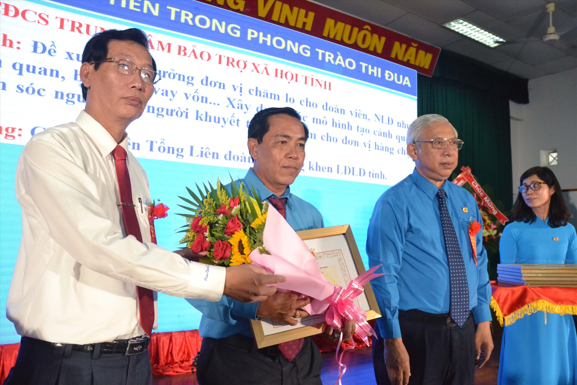 Phó Chủ tịch UBND tỉnh An Giang Lê Văn Phước tặng thưởng cho cá nhân đạt danh hiệu “Giỏi việc nước, giỏi việc nhà” năm 2020. Ảnh: LT