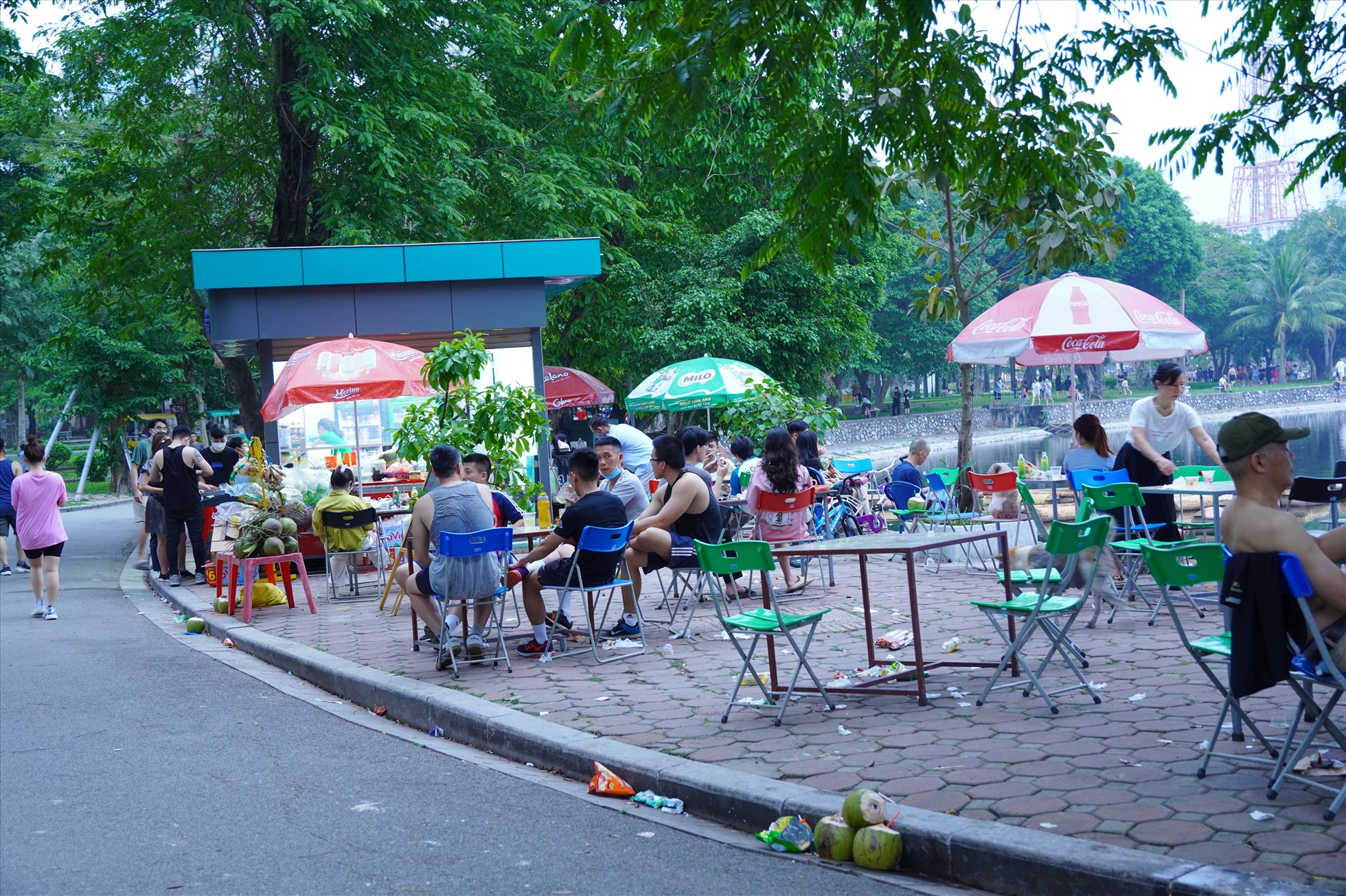 Nhiều hàng quán cũng được mọc lên ở trong khuôn viên Công viên Thống Nhất gây ra sự nhếch nhác, mất mĩ quan đô thị.