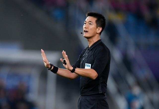 Trọng tài Ko Hyung Jin điều khiển trận đấu Nam Định - Sài Gòn tại vòng 25 V.League 2022. Ảnh: AFP