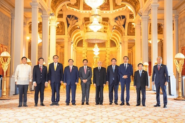 Thủ tướng Phạm Minh Chính và nguyên thủ, người đứng đầu Chính phủ các nước ASEAN đến chào Quốc vương Campuchia Norodom Sihamoni. Ảnh: TTXVN