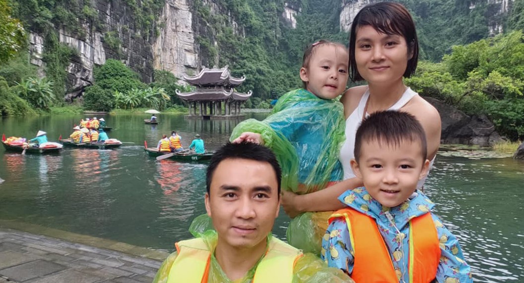 Anh Hoàng và chị Quỳnh cùng hai bé khám phá Tràng An, Ninh Bình trong ngày thứ 17 của hành trình xuyên Việt. Ảnh: NVCC