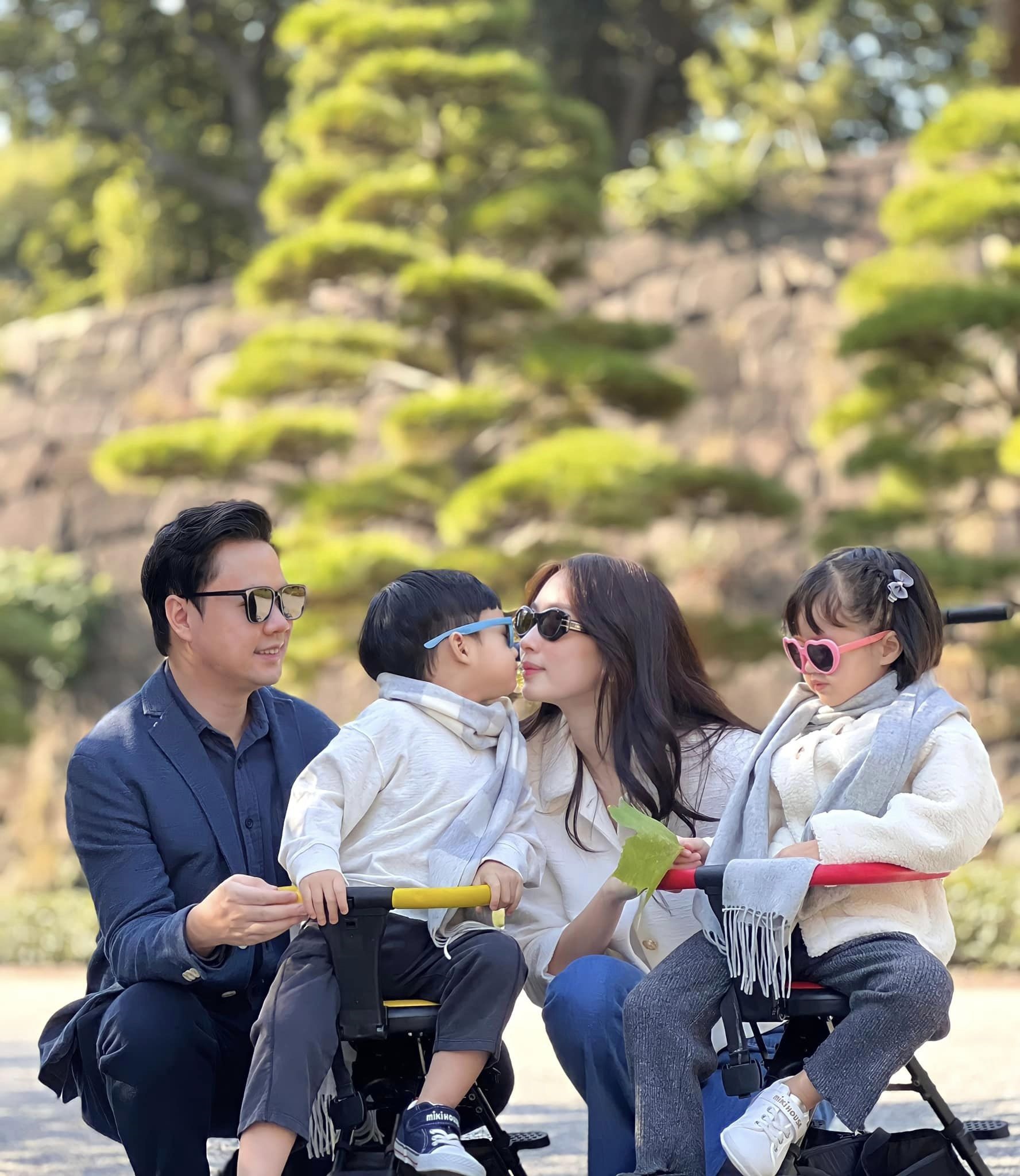 Đây cũng là lần đầu tiên hai bé Sophie và Liam được mẹ đưa sang Nhật. Cả hai thích thú khi được đến thủ đô Tokyo với nhiều công viên giải trí và điểm vui chơi dành cho trẻ nhỏ.