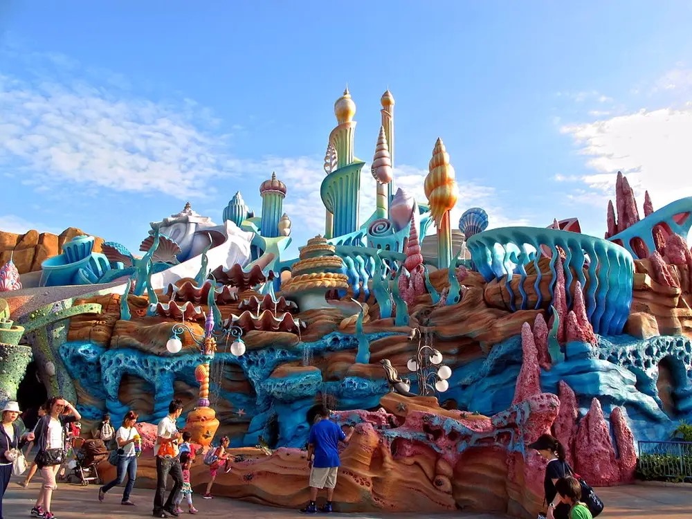 Công viên rộng 465.000 m² tọa lạc tại Tokyo Disney Resort, với cổng chính nằm kề ga Maihama và ga Tokyo Disneyland. Đây cũng là công viên Disneyland đầu tiên được xây dựng bên ngoài Hoa Kỳ. Ảnh: Wikimedia