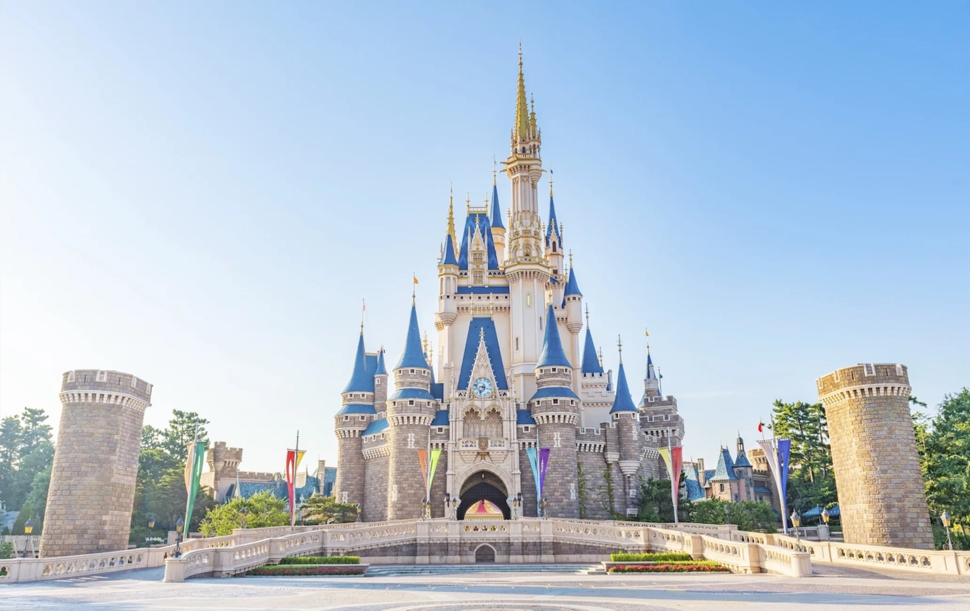 Tokyo Disneyland là một trong 5 công viên lớn nhất của thế giới và là khu vui chơi giải trí lớn nhất của Nhật Bản. Công viên này được xây dựng vào năm 1983 bởi Walt Disney Imagineering theo phong cách tương tự như Disneyland ở California và Magic Kingdom ở Florida. Ảnh: Japan