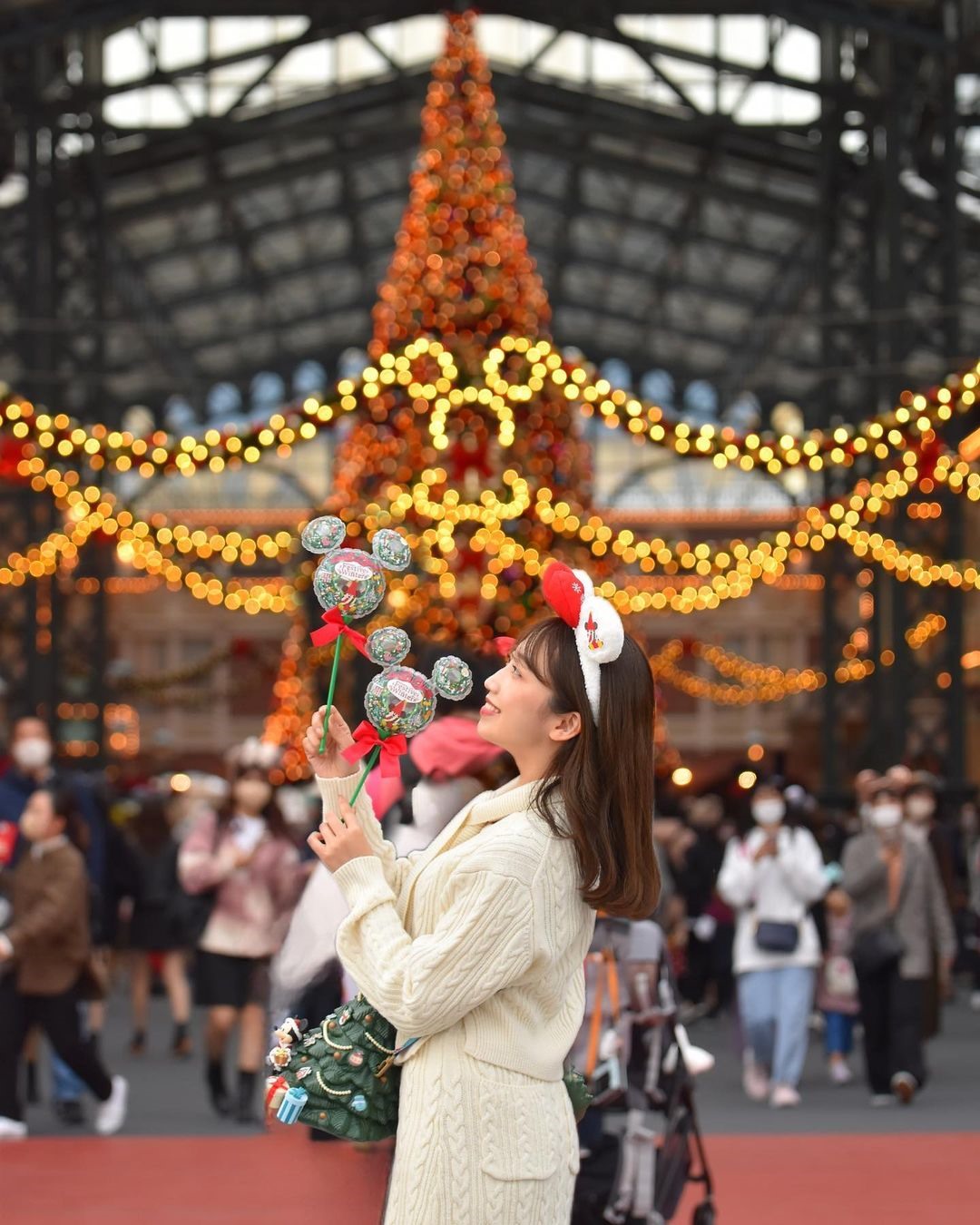 Không khí Tokyo Disneyland hiện tại đang tràn ngập màu sắc giáng sinh. Ảnh: @kaho_113_