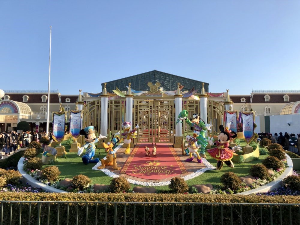 Tokyo Disneyland có những khu tham quan, vui chơi đáng chú ý như Bazaar World, Tomorrowland, Fantasyland, Westernland... Giá vé vào công viên từ 4.800 - 7.400JPY (815.000 - 1.25.000 VNĐ)/ngày tùy vào độ tuổi của du khách.