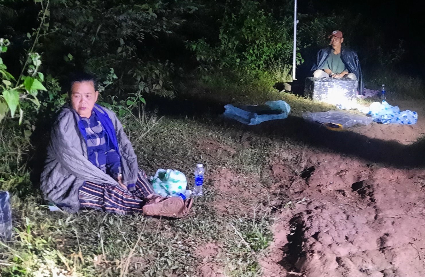 Bà Lê Thị Chinh và ông Hồ Tuấn bị bắt khi đang vận chuyển pháo lậu. Ảnh: Mạnh Hùng.
