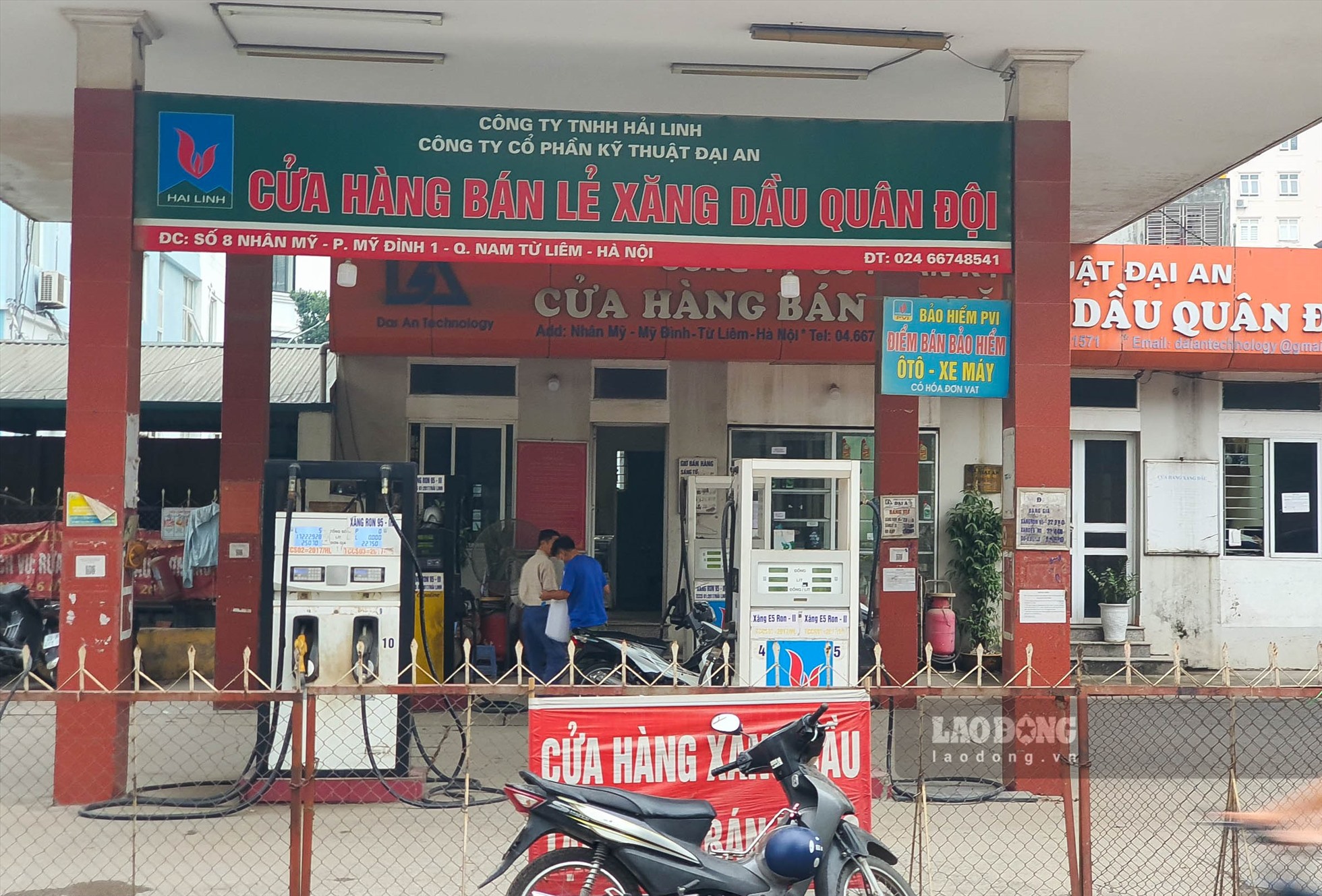 Hình ảnh ghi nhận tại 1 cửa hàng xăng dầu tại quận Nam Từ Liêm - Hà Nội.