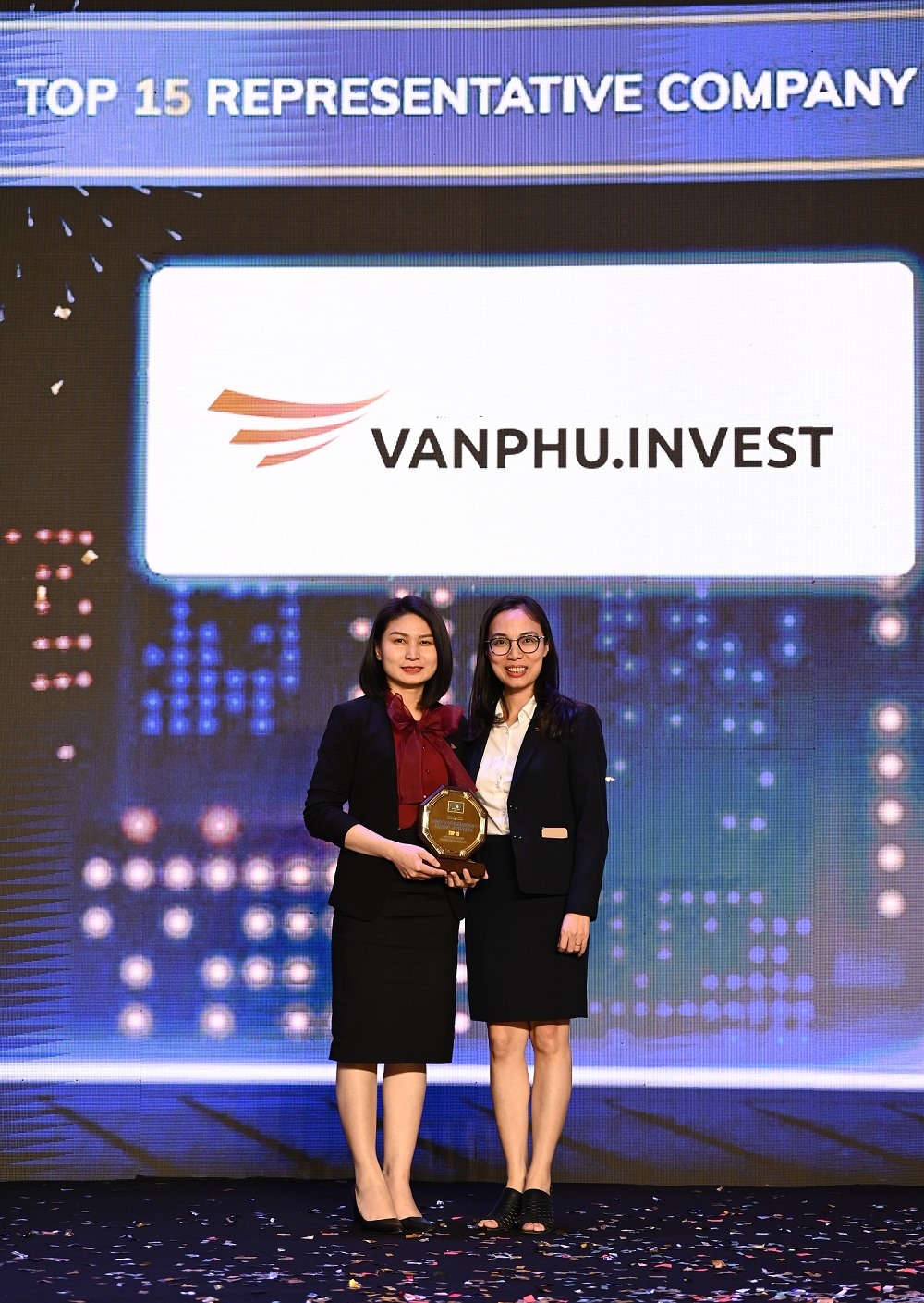 Văn Phú - Invest được vinh danh trong Lễ trao giải.