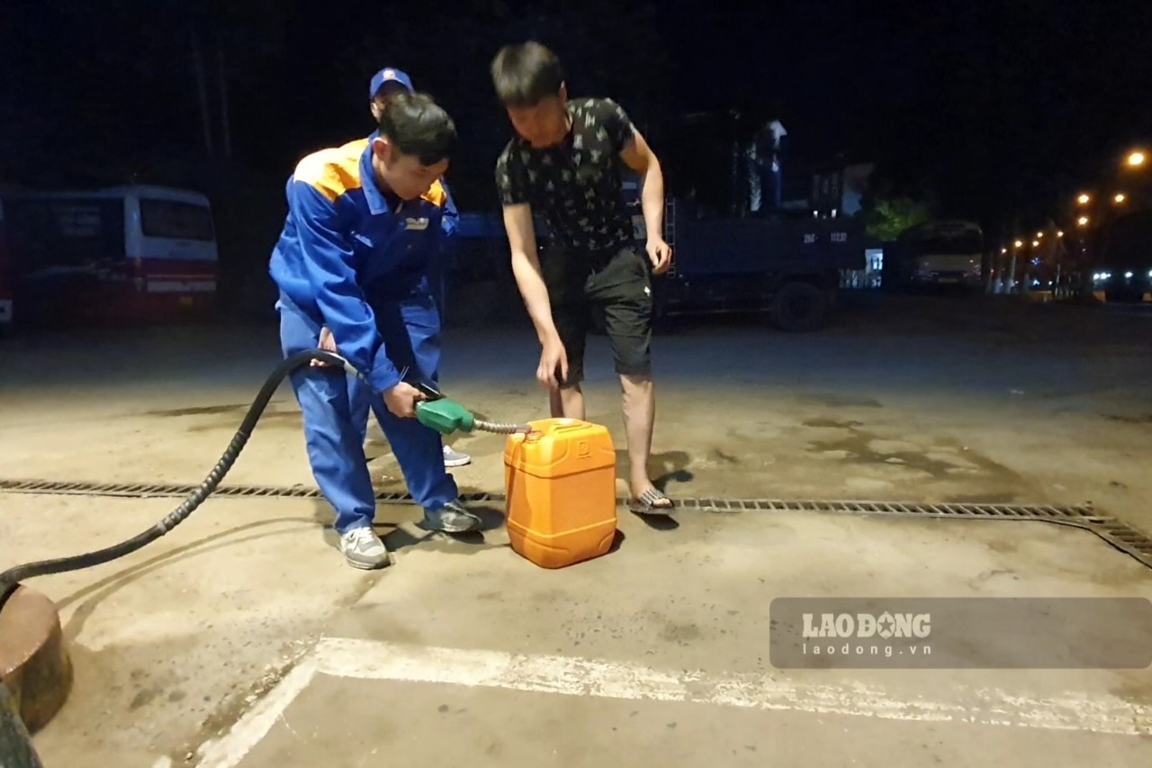 Nhiều người dân tại TP Sơn La mang can ra mua xăng trong đêm.