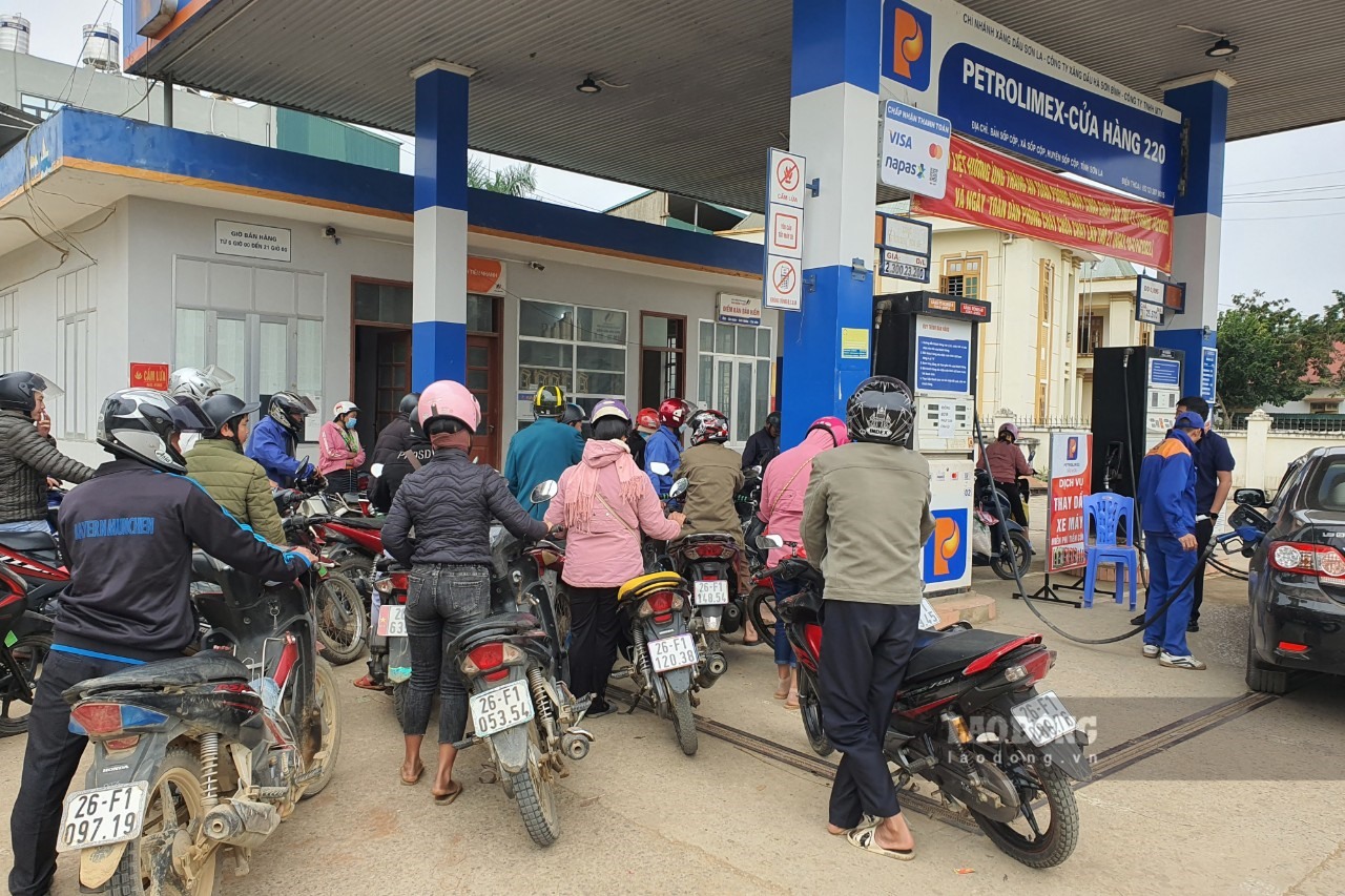 Người dân tại huyện Sốp Cộp, tỉnh Sơn La xếp hàng để chờ mua xăng dầu.