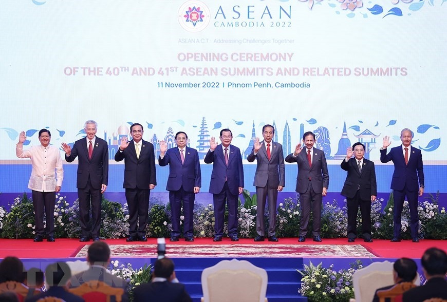 Thủ tướng Phạm Minh Chính và trưởng đoàn các nước ASEAN chụp ảnh chung tại lễ khai mạc. Ảnh: TTXVN