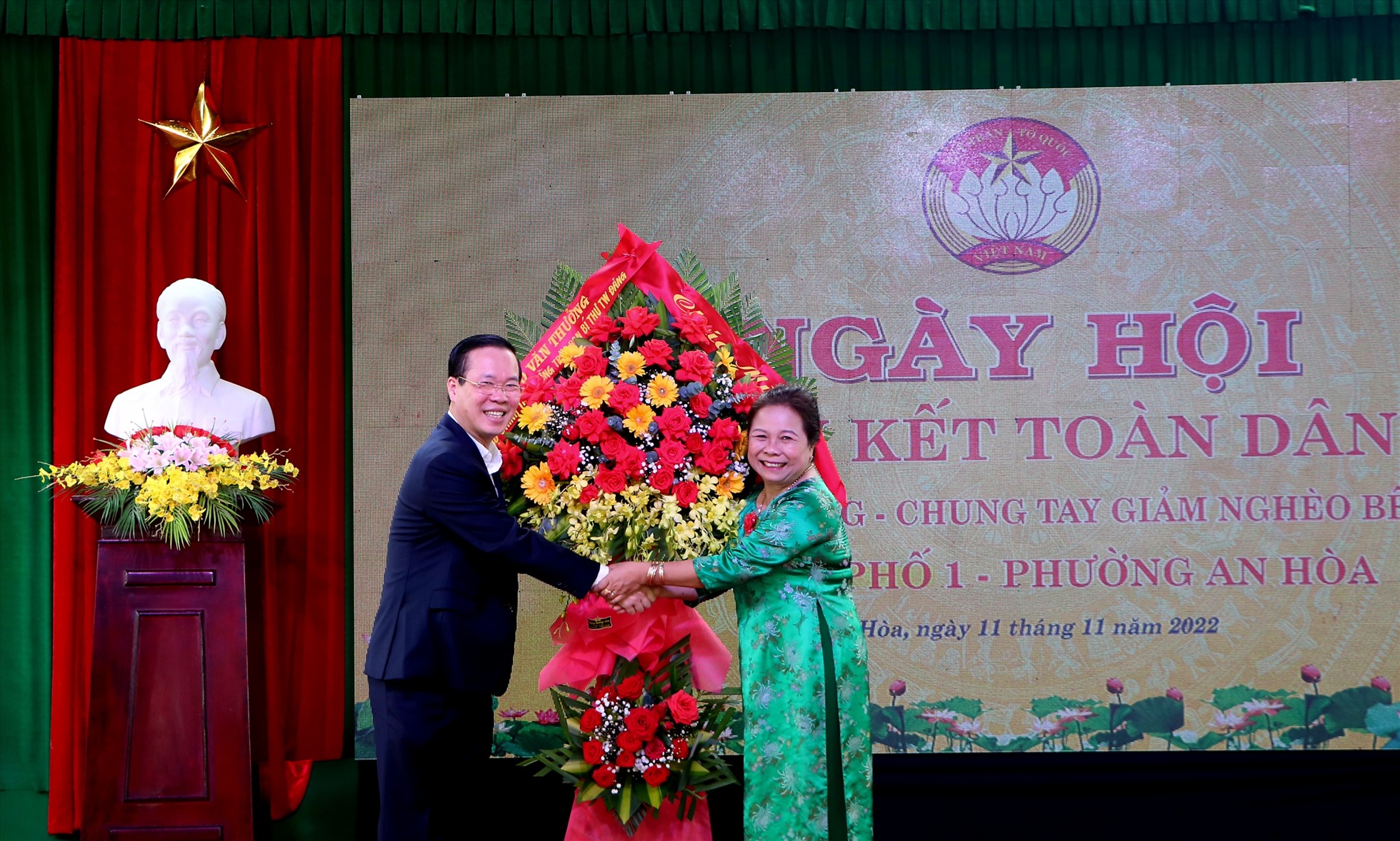 Ủy viên Bộ Chính trị - Võ Văn Thưởng tặng hoa chúc mừng những thành quả mà tổ dân phố 1 (phường An Hòa, TP. Huế) đạt được tại ngày hội.