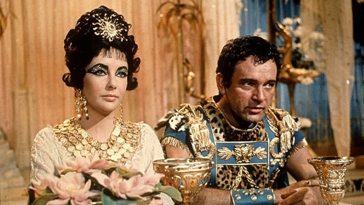 Elizabeth Taylor trong vai Cleopatra và Richard Burton trong vai Mark Antony trong bộ phim “Cleopatra” năm 1963. Ảnh: Twentieth Century Fox