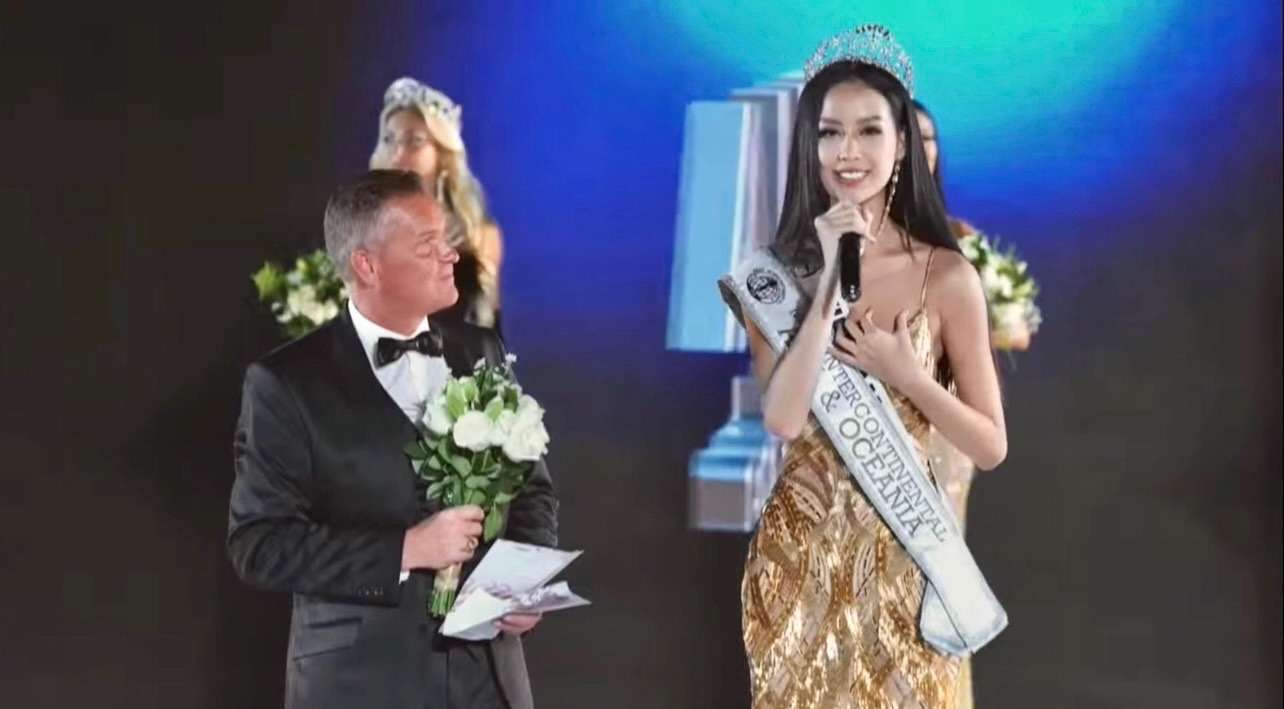 Bảo Ngọc có phần thi ứng xử “nuốt mic” tại chung kết Hoa hậu Liên lục địa 2022. Ảnh: MIC