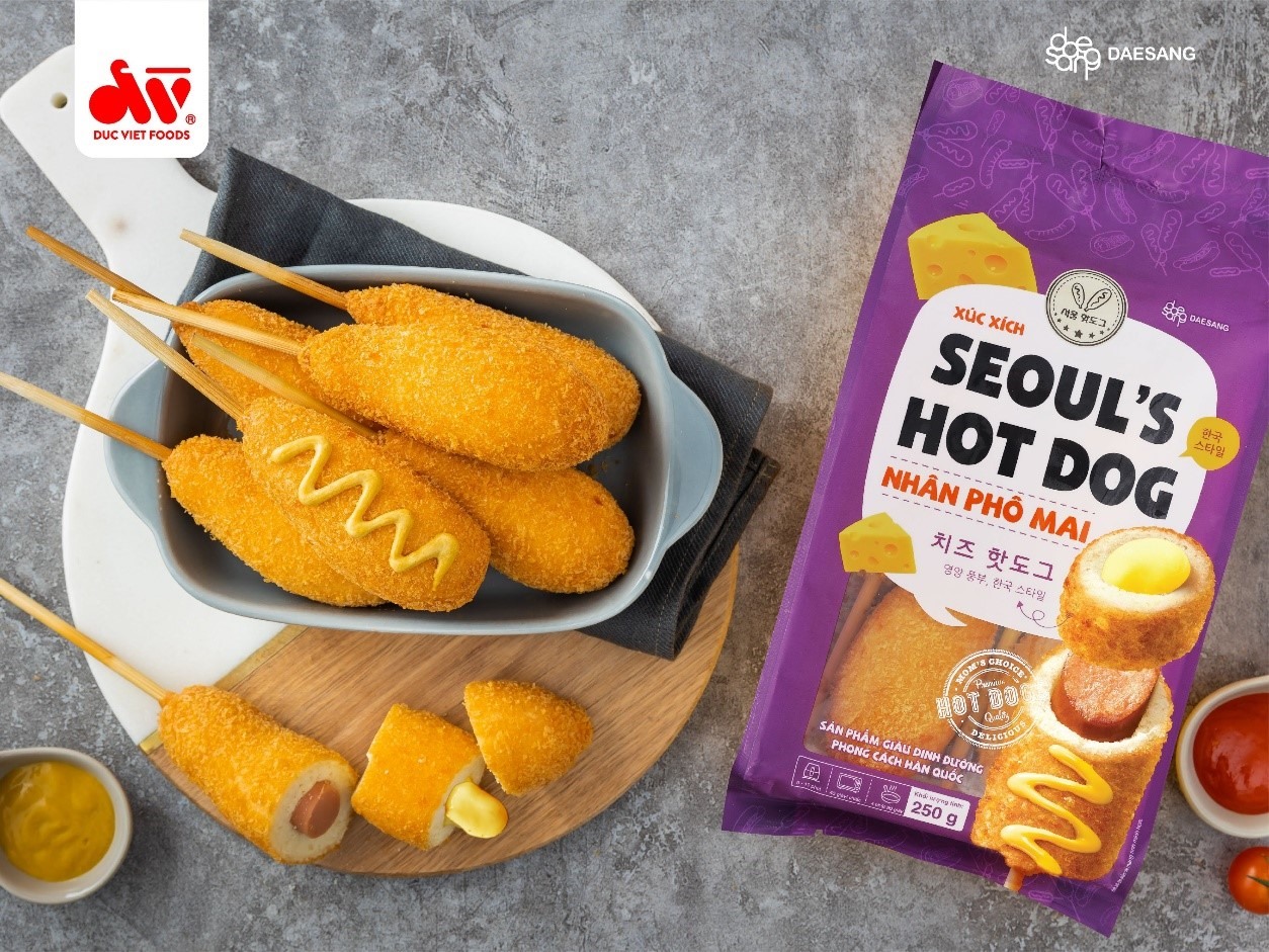 Xúc xích Seoul’s hotdog nhân pho mai được thay đổi bao bì mới hiện đại, bắt mắt hơn từ tháng 9/2022.