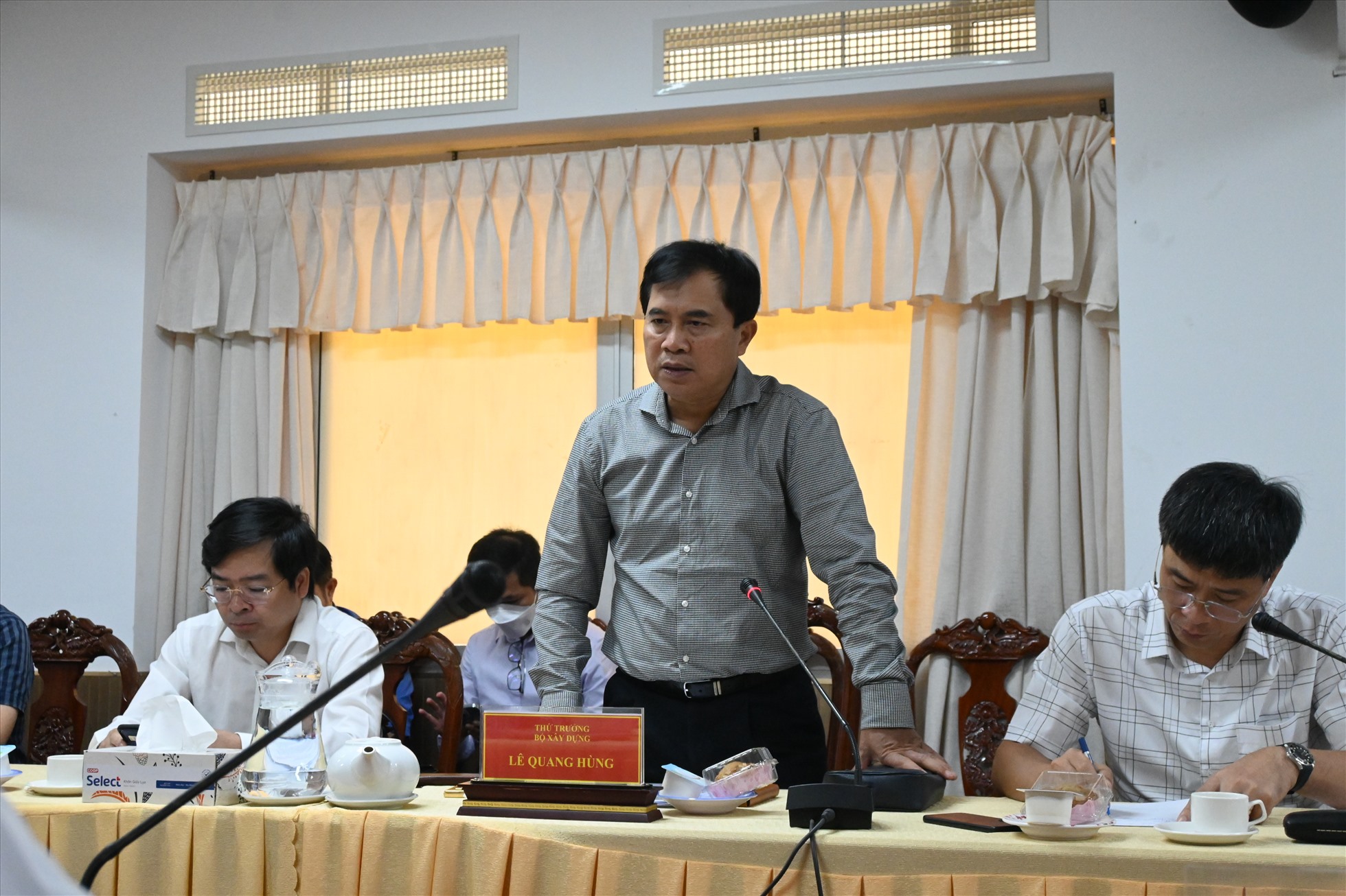 Thứ trưởng Bộ xây dựng Lê Quang Hùng phát biểu tại buổi làm việc với UBND TP.cần Thơ về dự án thành phần 2 thuộc dự án cao tốc Châu Đốc - Cần Thơ - Sóc Trăng. Ảnh: Th.N