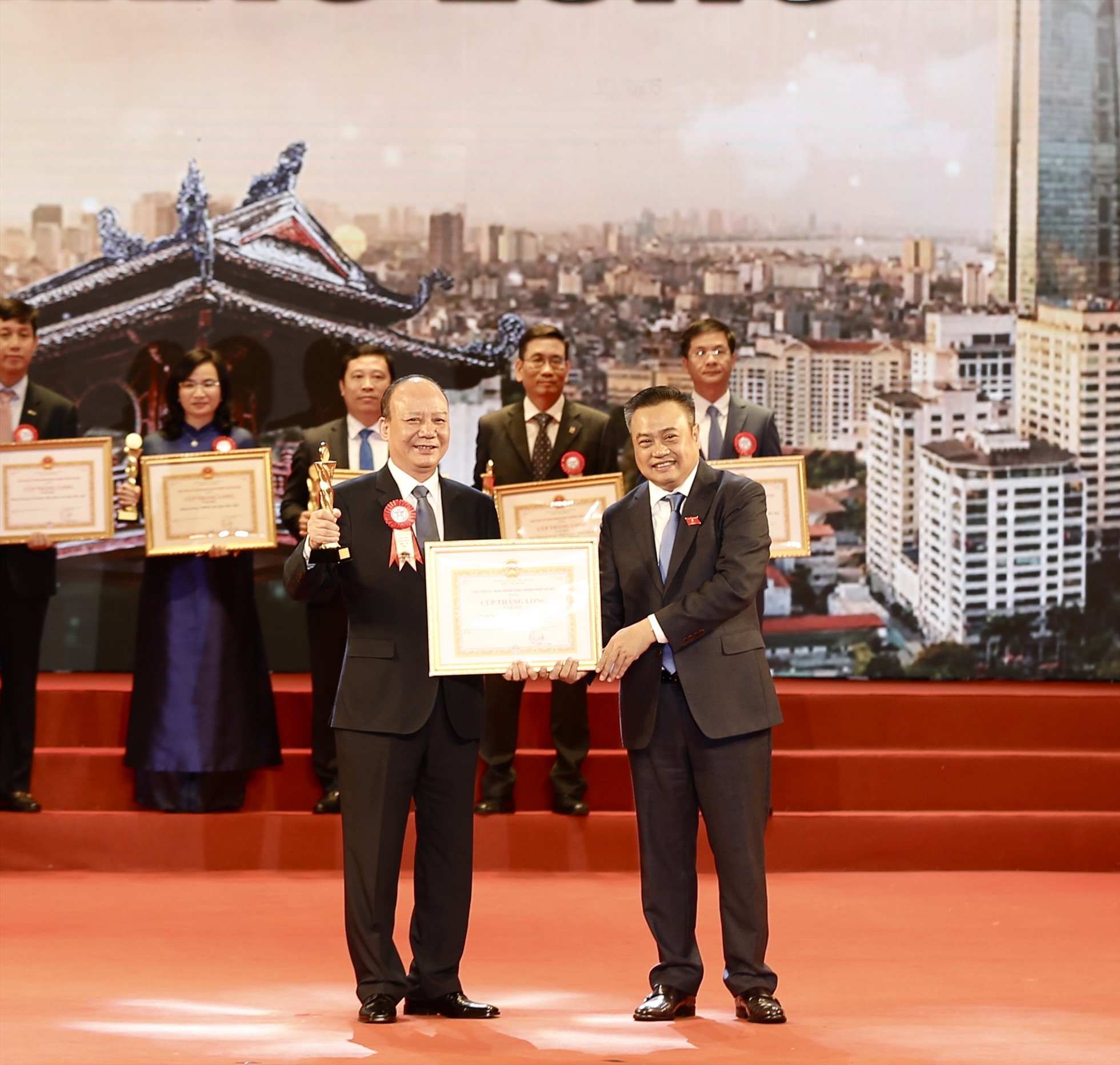 Ông Nguyễn Tất Thắng, Chủ tịch HĐQT Tập đoàn T&T Group đại diện doanh nghiệp lên nhận Cúp Thăng Long của lãnh đạo UBND thành phố Hà Nội trao tặng.