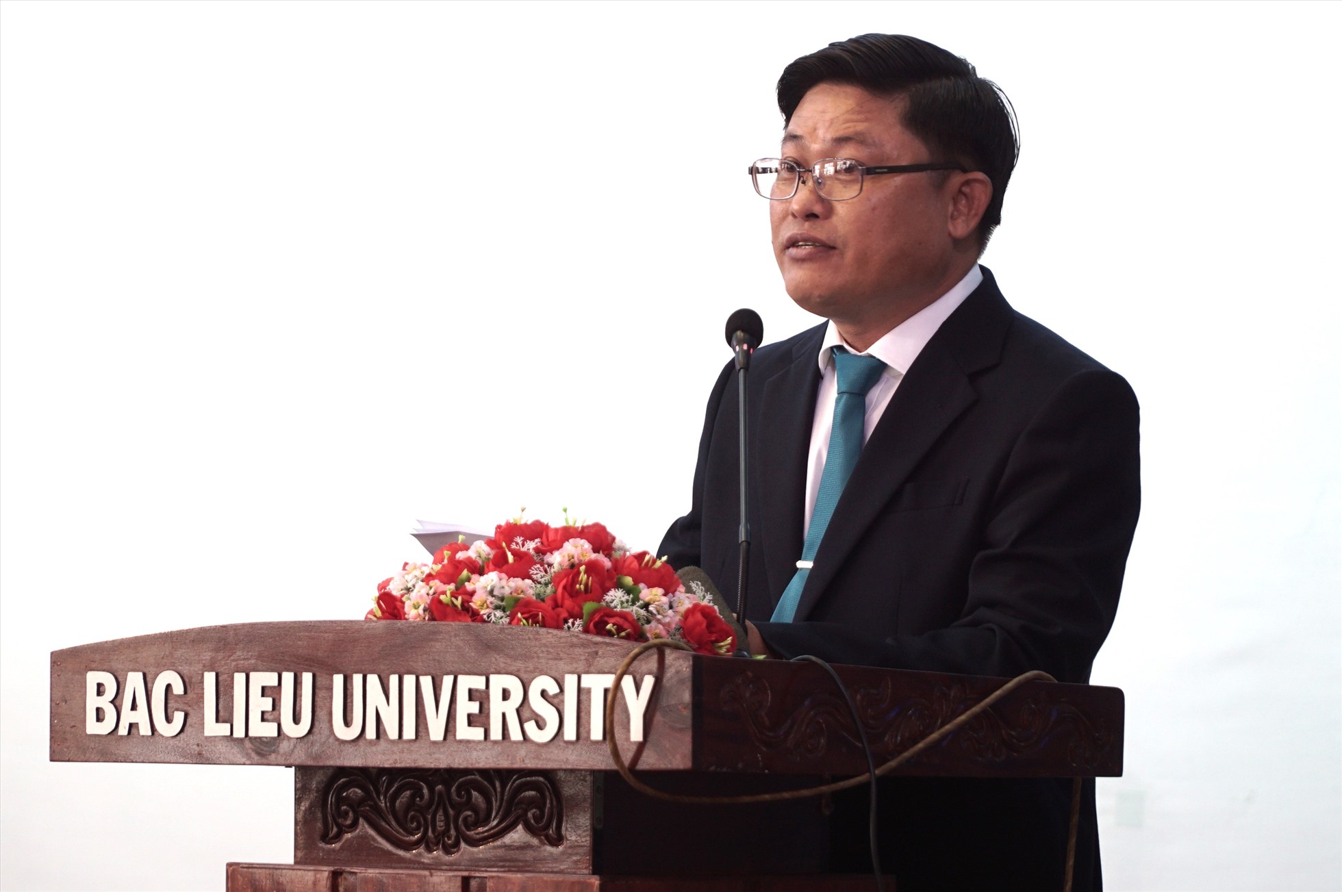 Hiều trưởng Trường Đại học Bạc Liêu Tiến sĩ Phan Văn Đàn phát biểu tại lễ khai giảng năm học mới. Ảnh: Nhật Hồ