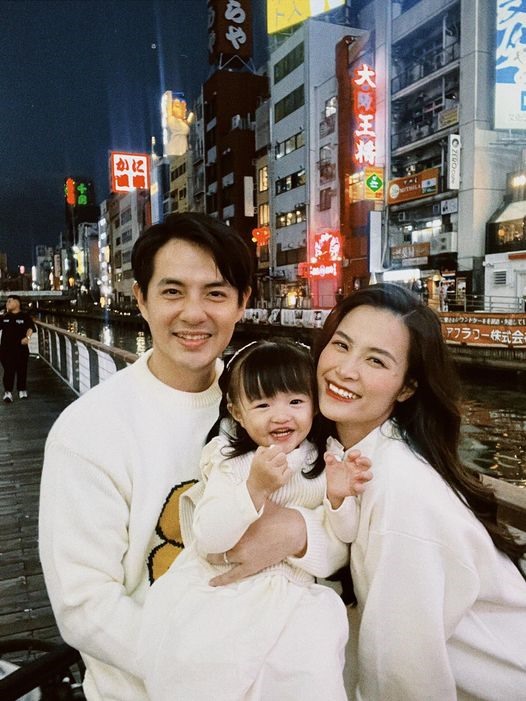 Những ngày sau đó, cặp đôi tới Osaka nghỉ dưỡng và lên đồ checkin ở kênh Dontonbori nổi tiếng tại Nhật Bản.