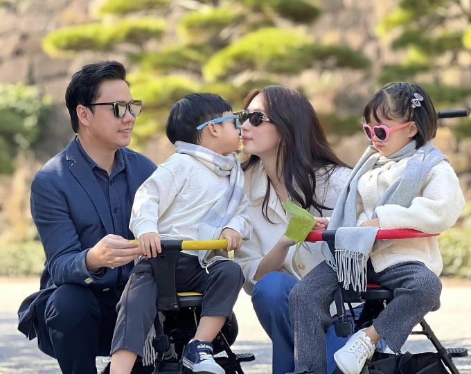 Vợ chồng hoa hậu Đặng Thu Thảo cũng chọn Nhật Bản là điểm đến của chuyến du lịch mùa thu.