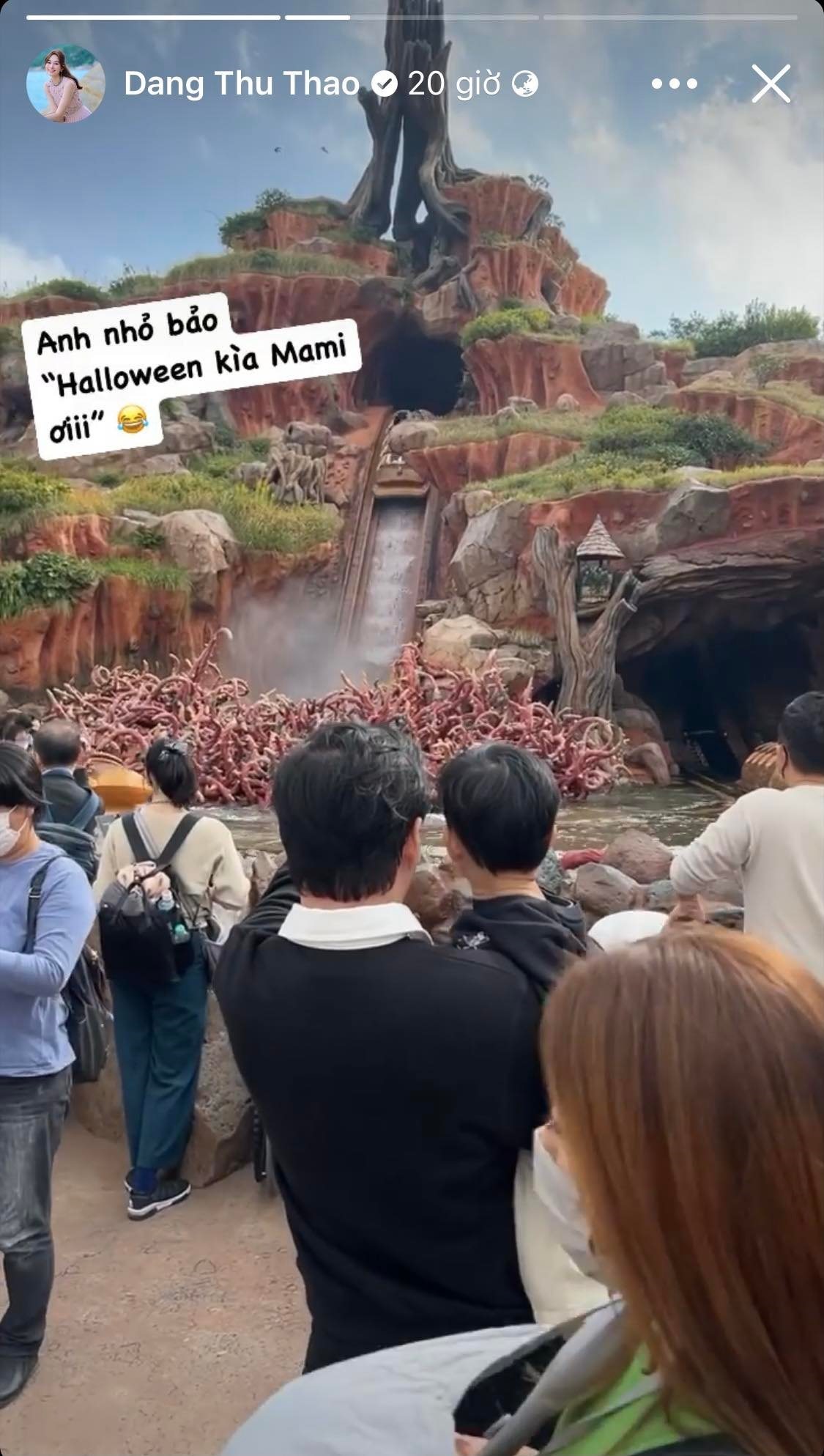 Đây là chuyến đi đầu tiên của 2 bé Sophie và Liam đến Nhật Bản. Gia đình nhỏ công công viên Tokyo Disneyland để 2 nhóc tì có nhiều trải nghiệm khám phá và tham gia lễ diễu hành ở công viên.