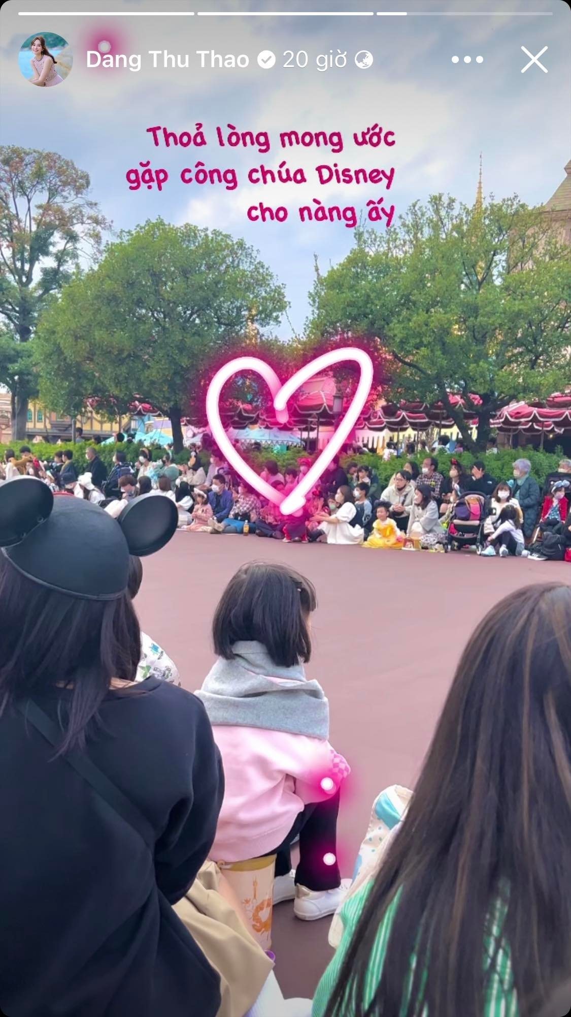 Đây là chuyến đi đầu tiên của 2 bé Sophie và Liam đến Nhật Bản. Gia đình nhỏ công công viên Tokyo Disneyland để 2 nhóc tì có nhiều trải nghiệm khám phá và tham gia lễ diễu hành ở công viên.
