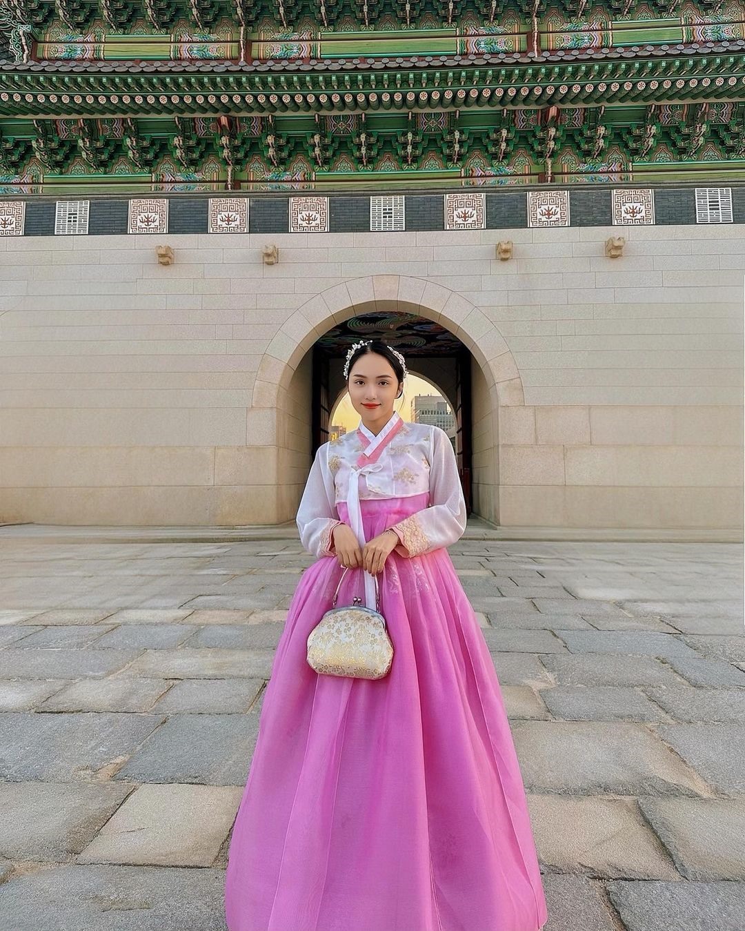 Hương Giang không quên hóa trang thành cô gái Hàn Quốc trong trang phục hanbok truyền thống khi đi dạo trong di tích Gyeongbokgung.