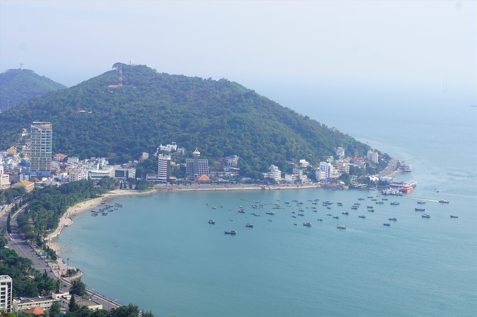 Khu vực Bãi Trước êm ả, lặng sóng được nhiều người yêu thích ngâm mình trong làn nước biển.