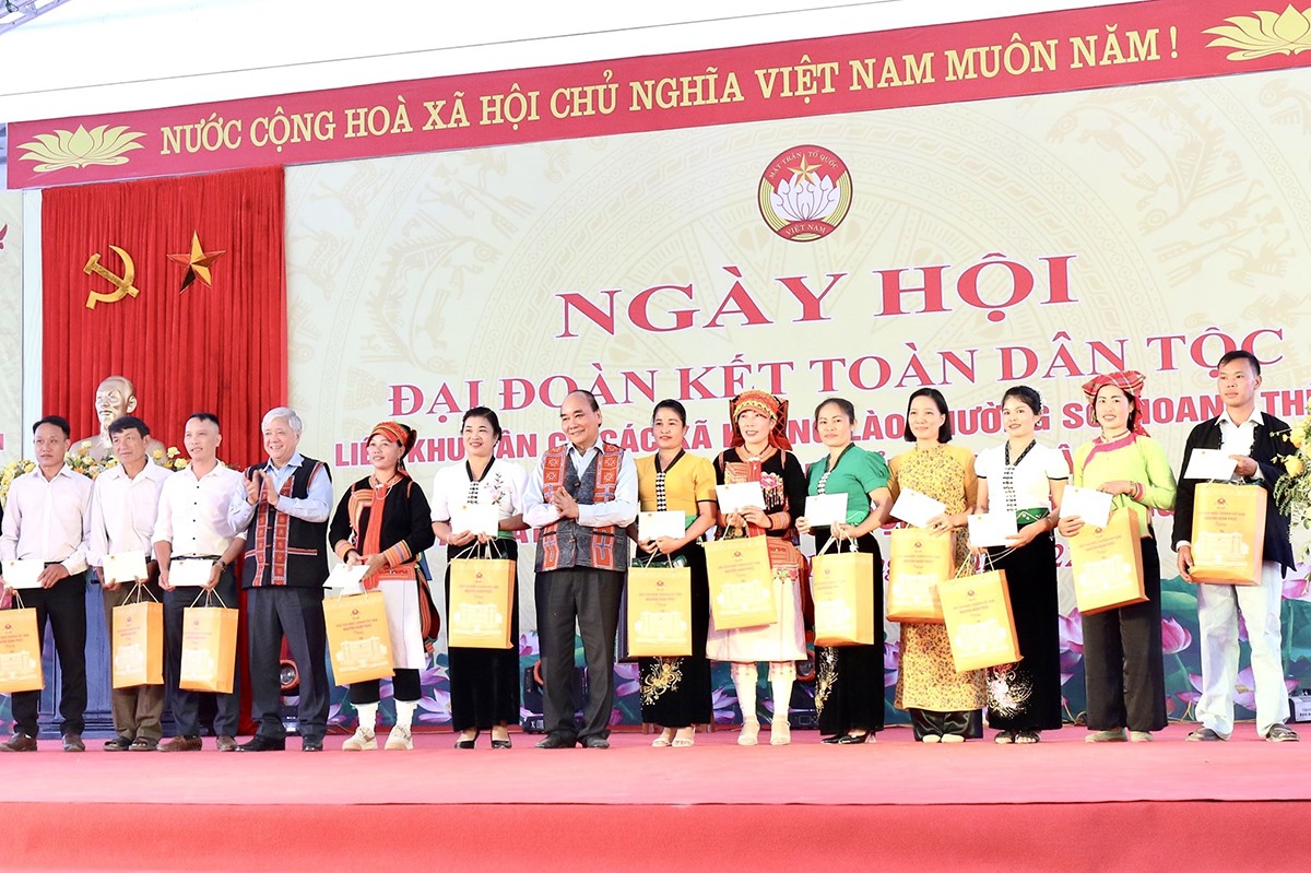 Chủ tịch nước Nguyễn Xuân Phúc cùng đại diện các doanh nghiệp trao tặng quà và ủng hộ trên 52 tỉ đồng để xây hơn 1.000 căn nhà cho các hộ nghèo trên địa bàn Lai Châu.