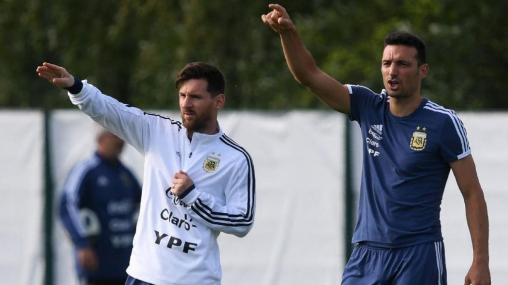 Lionel Messi và huấn luyện viên Lionel Scaloni hướng đến tham vọng vô địch World Cup 2022. Ảnh: AFA