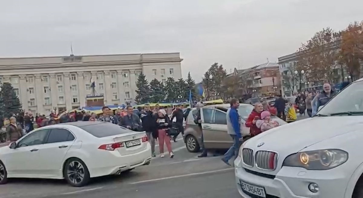 Đám đông cổ vũ và hô vang khi vây quanh xe của binh sĩ Ukraina ở Quảng trường Tự do Kherson, ngày 11.11.2022. Ảnh cắt từ video
