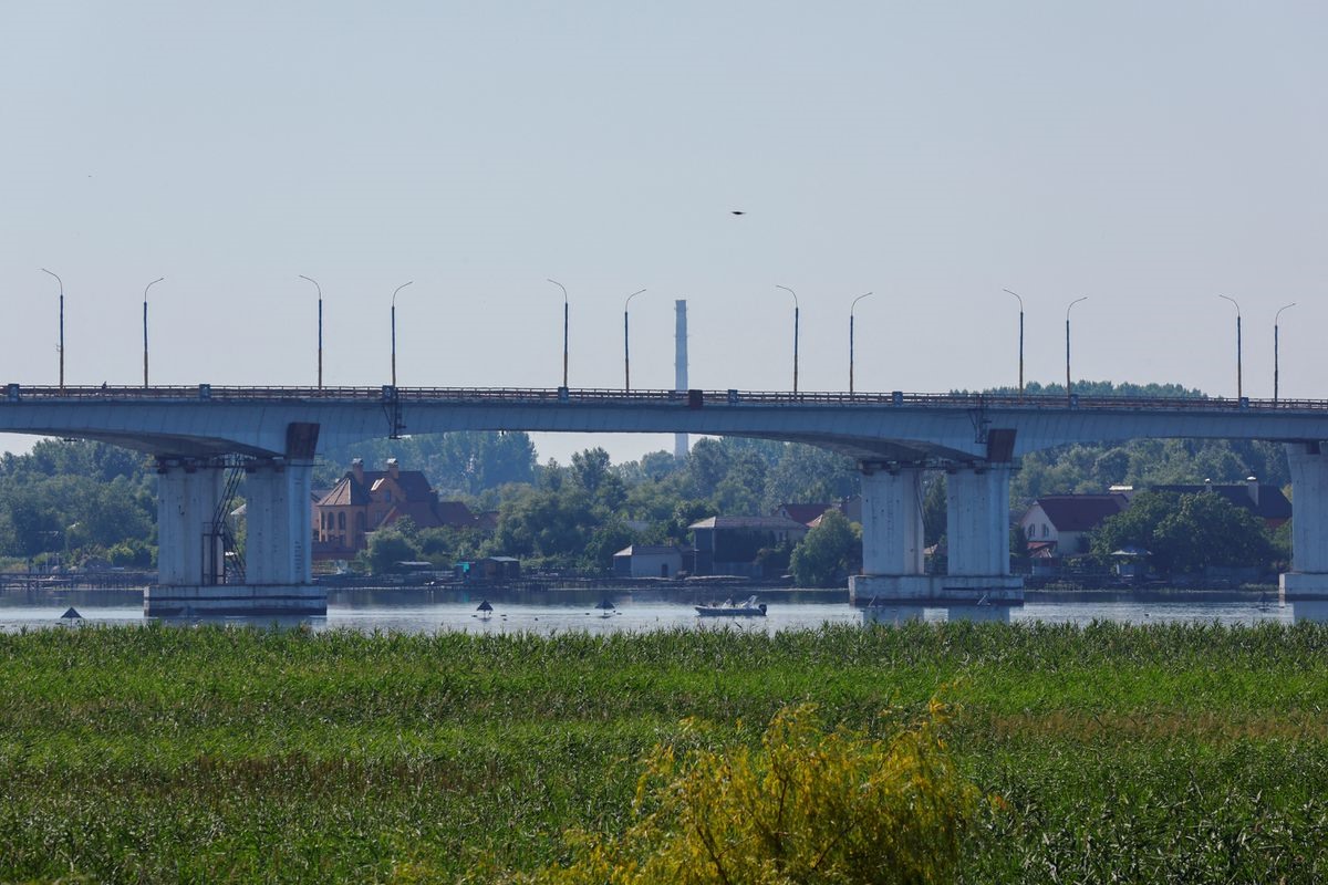 Cầu Antonovsky đóng cửa cho dân thường, sau khi được cho là bị bắn phá trong giao tranh ở Kherson ngày 27.7.2022. Ảnh: Reuters