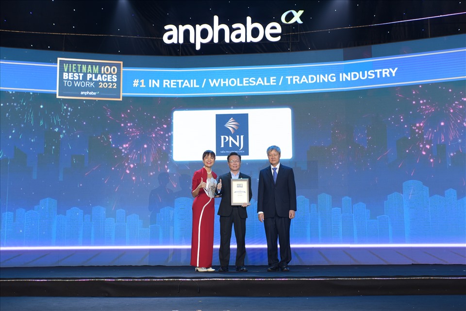 Ông Nguyễn Anh Hùng - Giám đốc cao cấp nguồn nhân lực PNJ - vinh dự nhận giải thưởng “Nơi làm việc tốt nhất Việt Nam” trong ngành bán lẻ.