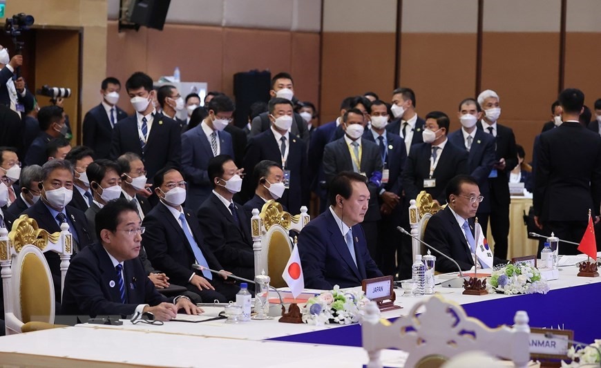 Thủ tướng Trung Quốc Lý Khắc Cường, Tổng thống Hàn Quốc Yoon Suk-yeol và Thủ tướng Nhật Bản Kishida Fumio dự hội nghị. Ảnh: TTXVN