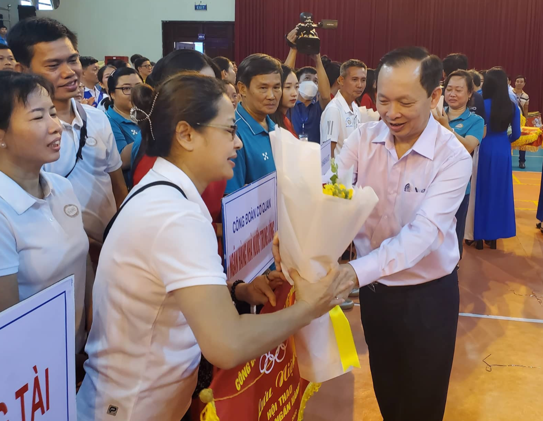 Ông Đào Minh Tú - Chủ tịch Công đoàn Ngân hàng Việt Nam tặng hoa, chúc các vận động viên thi đấu tốt. Ảnh: Anh Hoà