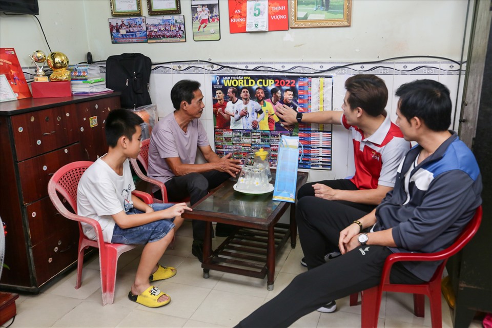 Thanh Thức, Trần Anh Huy đến thăm nhà cầu thủ nhí Hoàng Phong. Ảnh: CTCC.