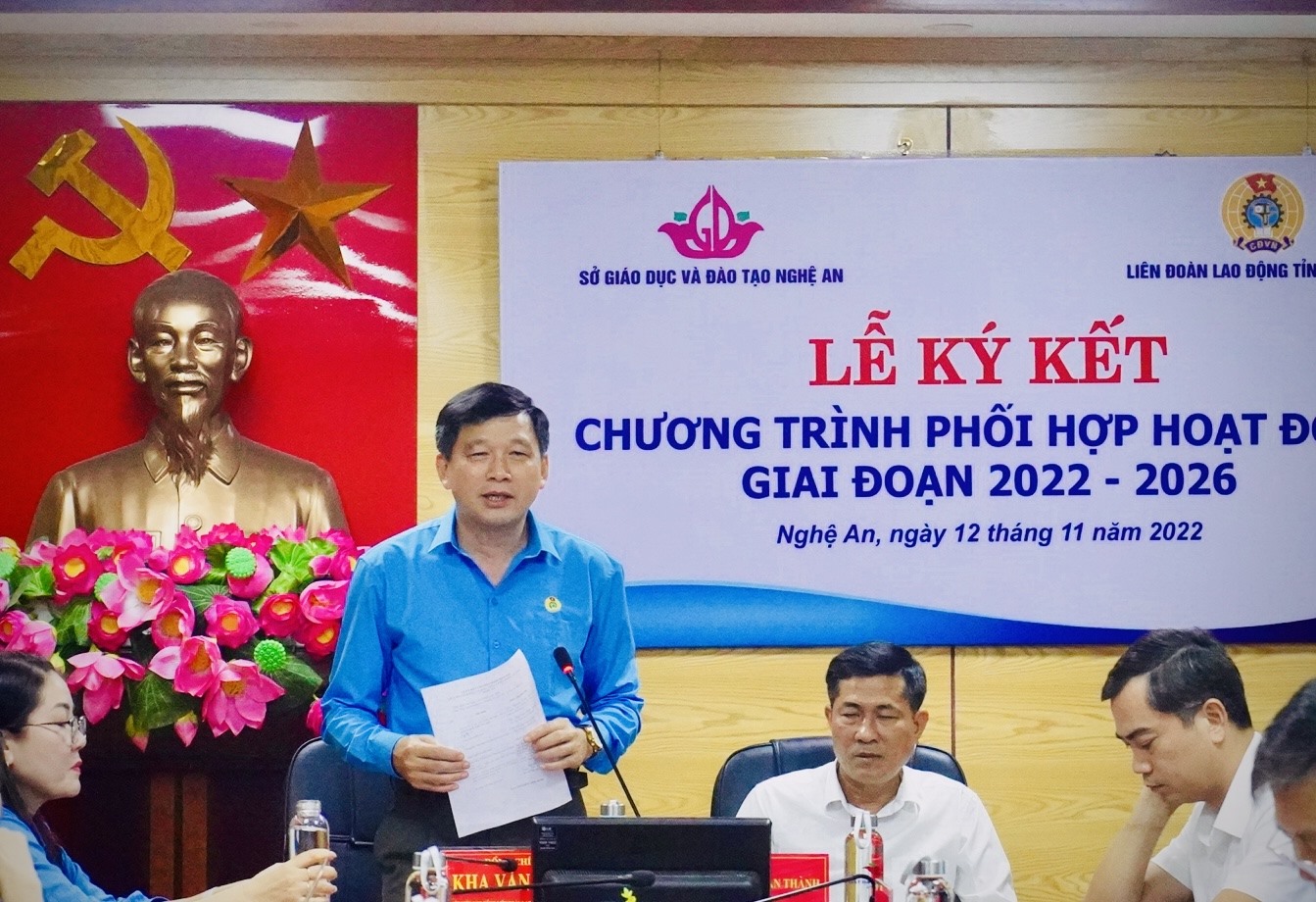 Ông Kha Văn Tám - Chủ tịch liên đoàn lao động tỉnh Nghệ An phát biểu kết luận buổi lễ. Ảnh: Quỳnh Trang