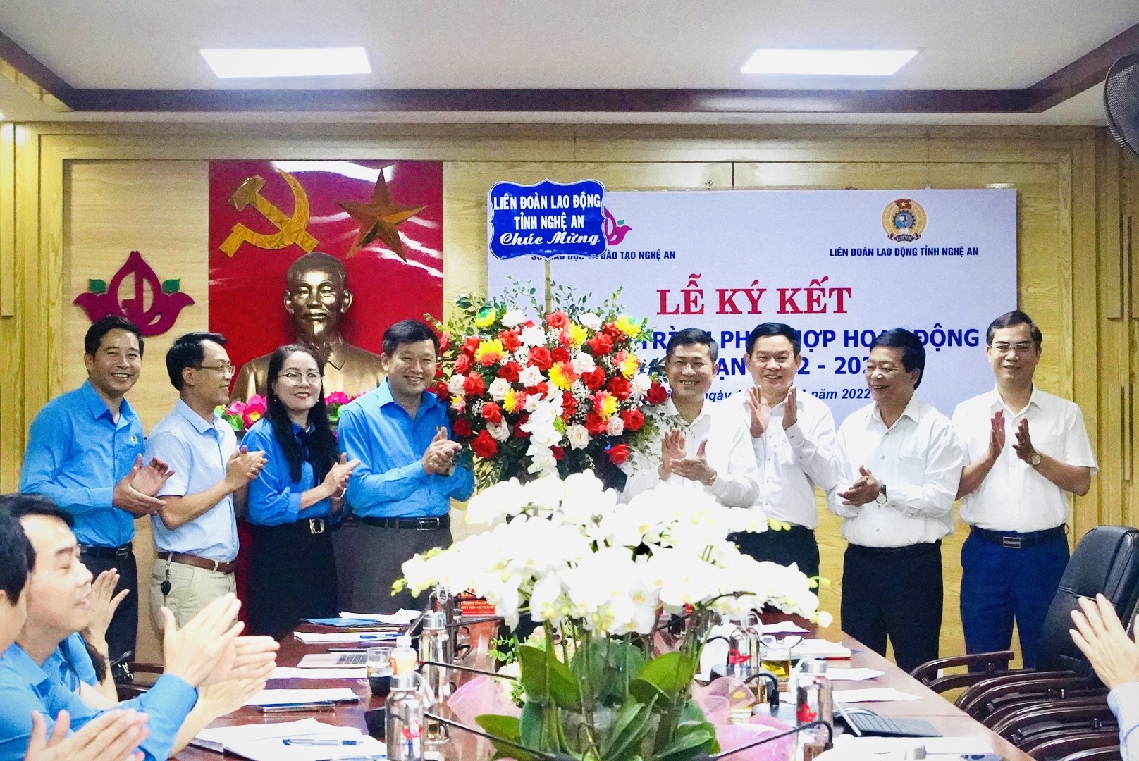 Ông Kha Văn Tám tặng lẵng hoa chúc mừng Ngày Nhà giáo Việt Nam (20.11) tới Sở Giáo dục và Đào tạo. Ảnh: Quỳnh Trang