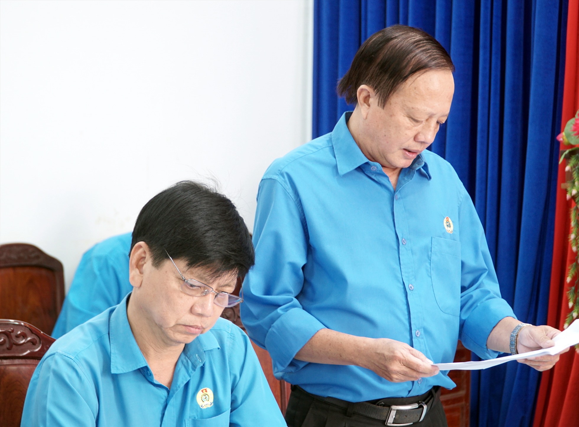 Chủ tịch LĐLĐ tỉnh Bạc Liêu Nguyễn Văn Khanh báo cáo với đoàn công tác của Tỉnh ủy về tình hình Công nhân viên chức lao động. Ảnh: Nhật Hồ