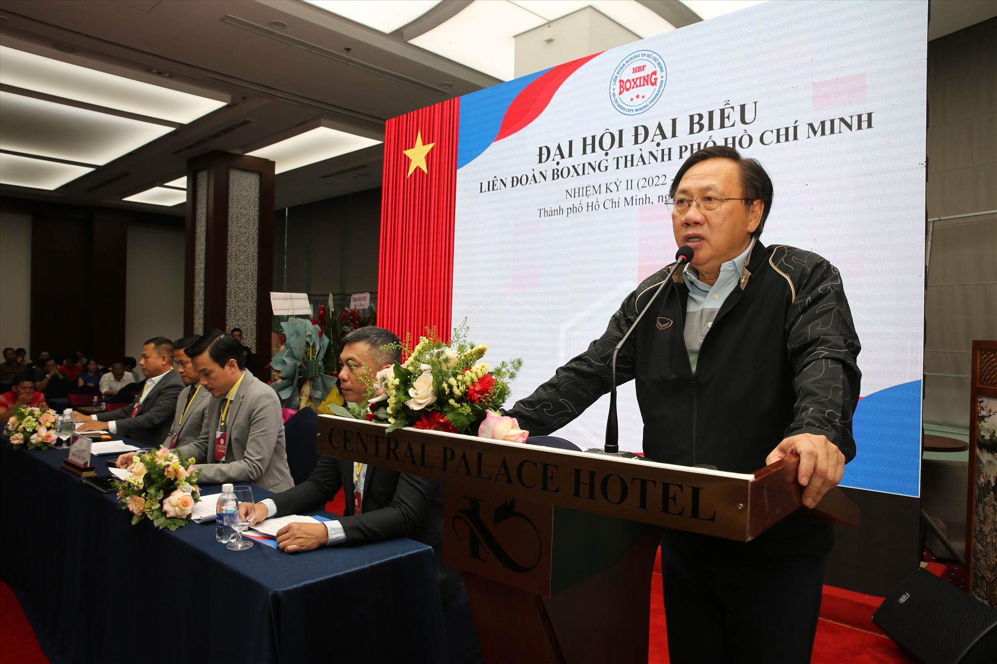 Ông Mai Bá Hùng, Phó giám đốc Sở Văn hóa và Thể thao TPHCM khen ngợi những nỗ lực của HBF trong việc phát triển boxing tại TPHCM. Ảnh: K.H