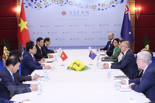 Thủ tướng Phạm Minh Chính gặp Thủ tướng Australia Anthony Albanese. Ảnh: TTXVN