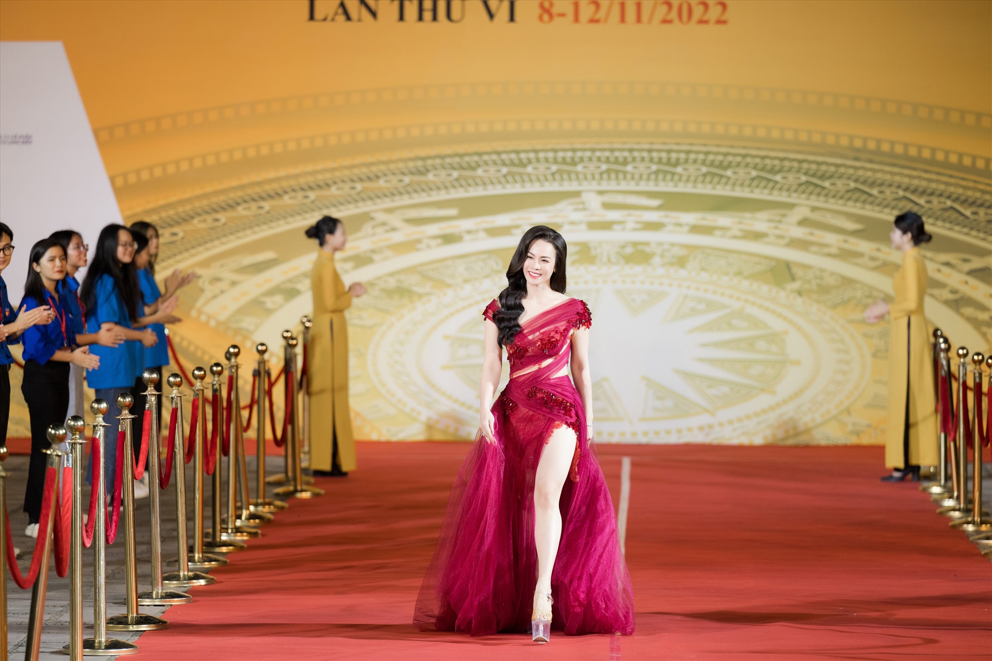 Nhật Kim Anh sải bước trên thảm đỏ. Nữ diễn viên đã chiếm trọn cảm tình của khán giả với các bộ phim truyền hình theo đề tài phim xưa.