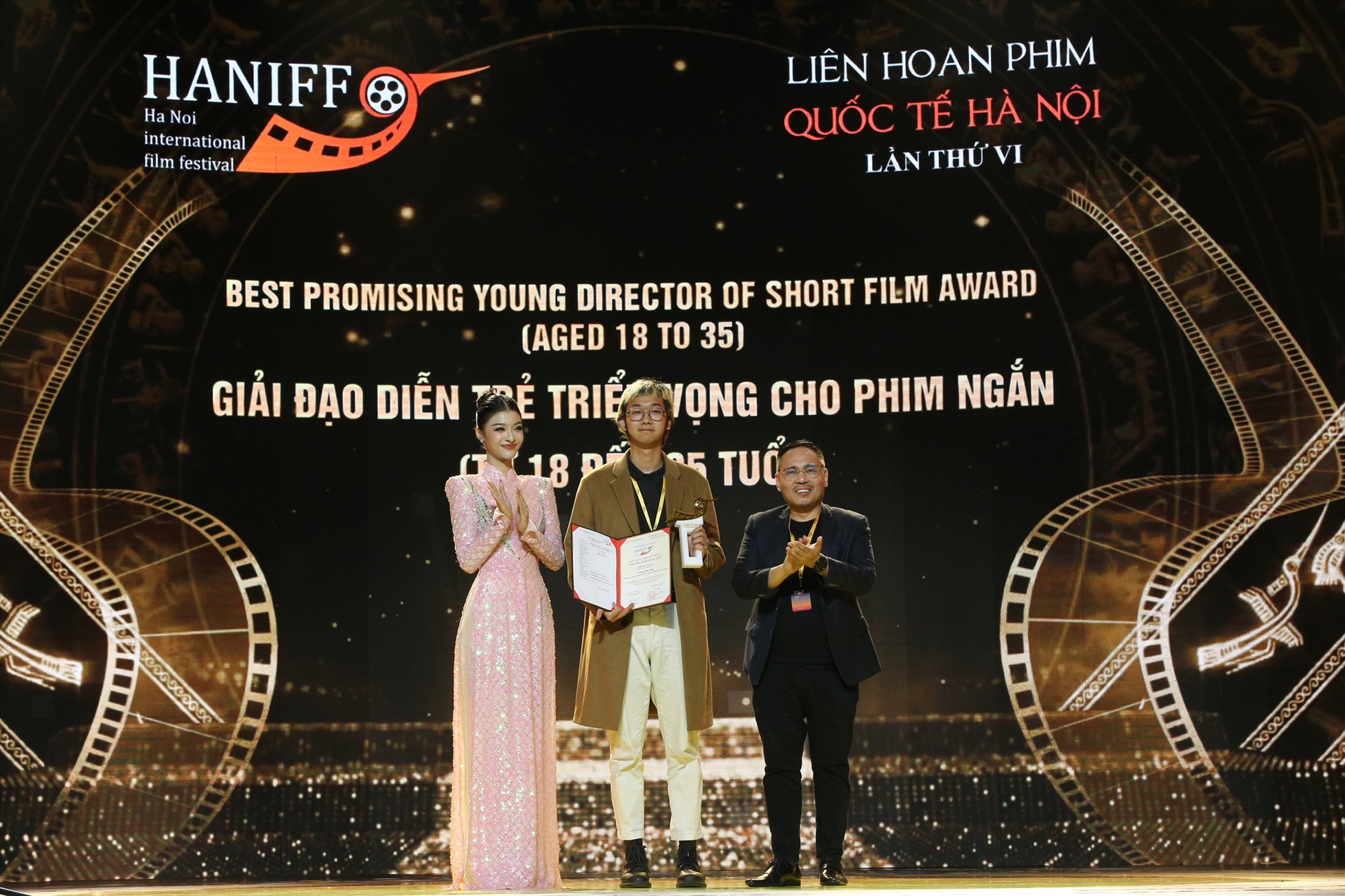 Cũng tại lễ Bế mạc, những đạo diễn, diễn viên và tác phẩm điện ảnh xuất sắc đã được trao các giải thưởng danh giá.