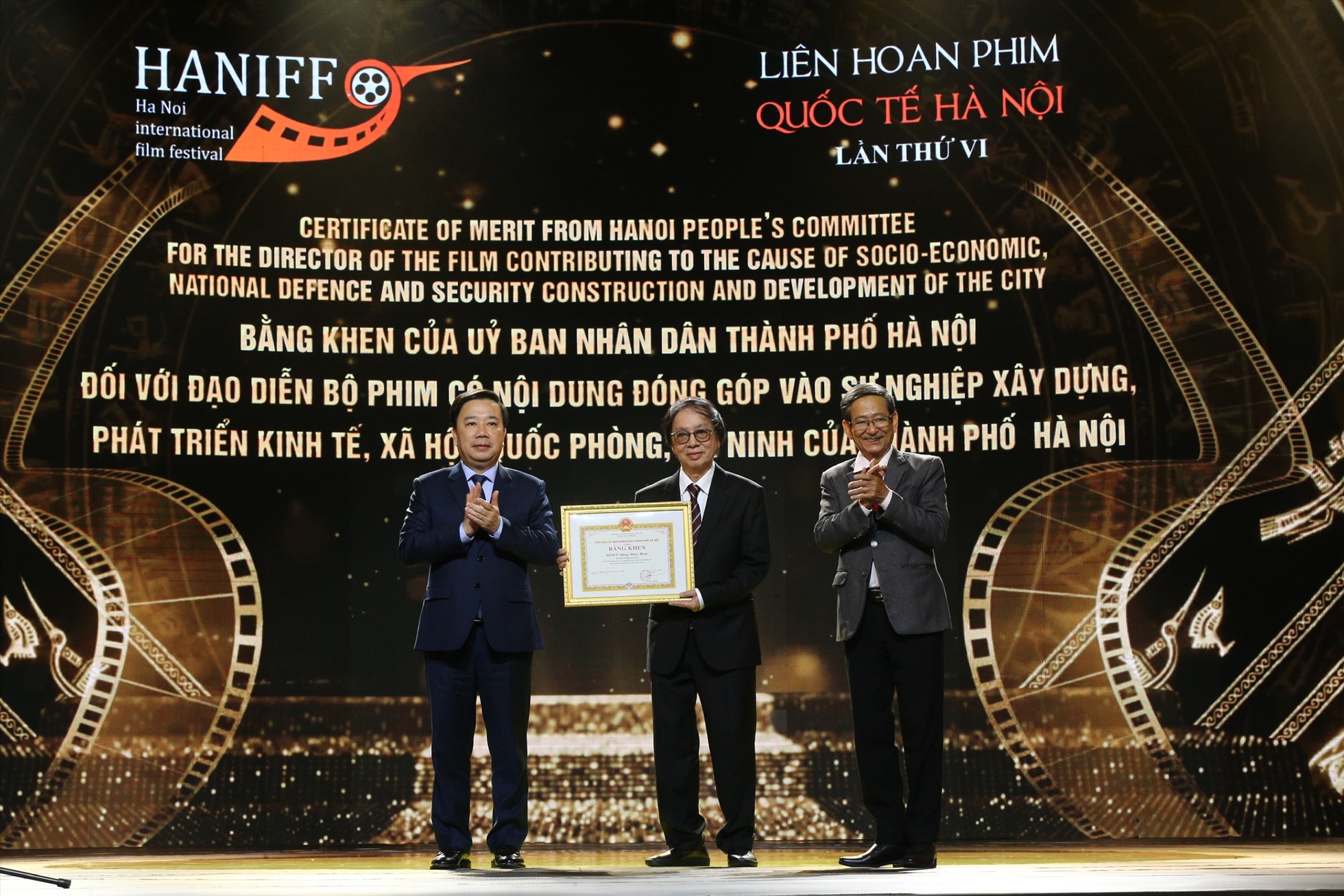 NSND Đặng Nhật Minh - đạo diễn phim “Hoa nhài” được tặng Bằng khen cho phim có nội dung đóng góp vào sự nghiệp xây dựng và phát triển thành phố Hà Nội.