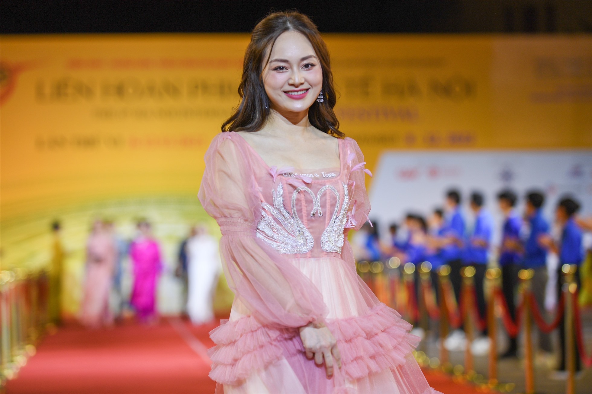 Diễn viên Lan Phương mặc đầm hồng xếp tầng lễ Bế mạc HANIFF VI.