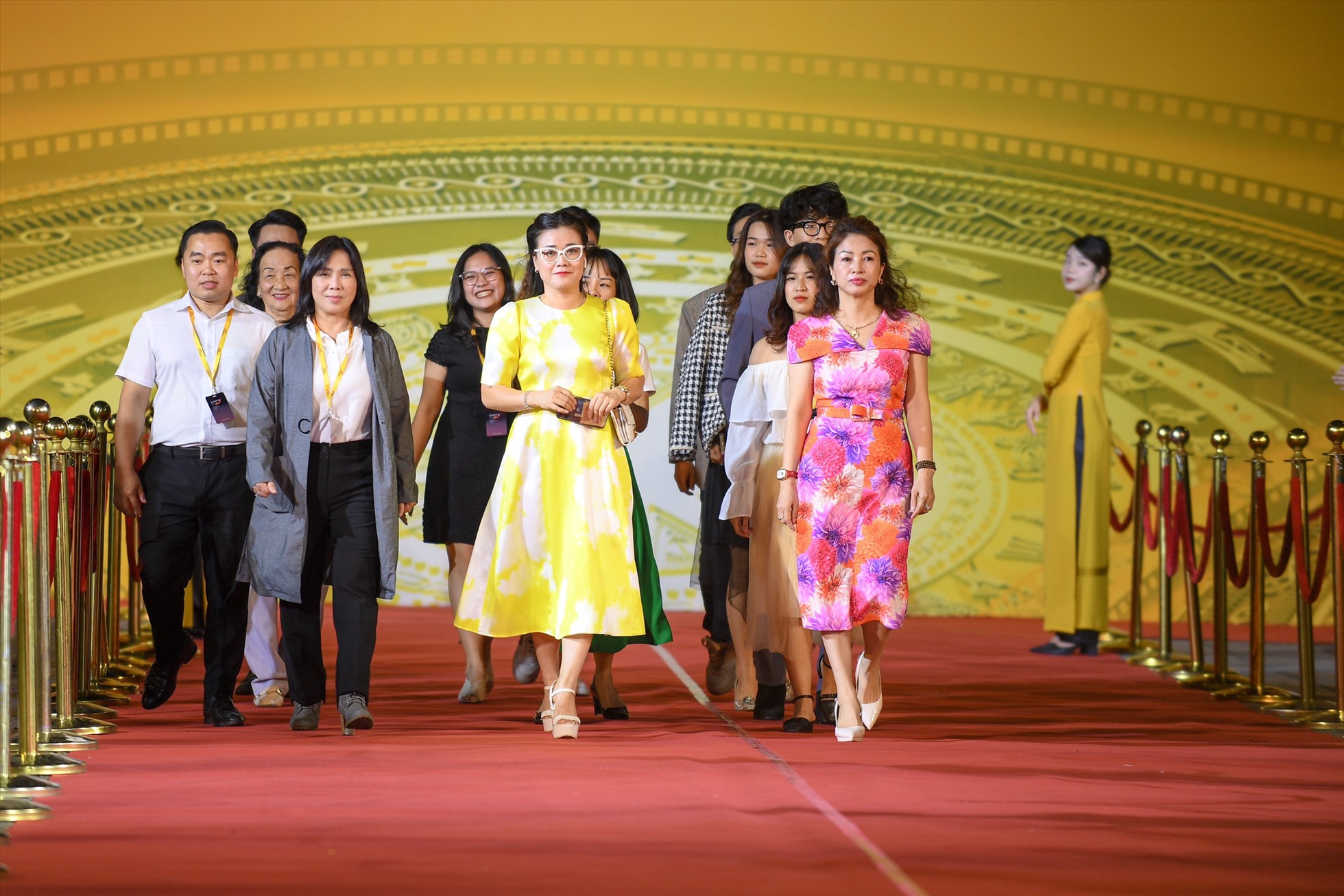 Tại thảm đỏ của buổi lễ đã diễn ra với sự xuất hiện duyên dáng của dàn sao và hoa hậu Việt Nam cùng các nghệ sĩ, diễn viên, đạo diễn quốc tế.