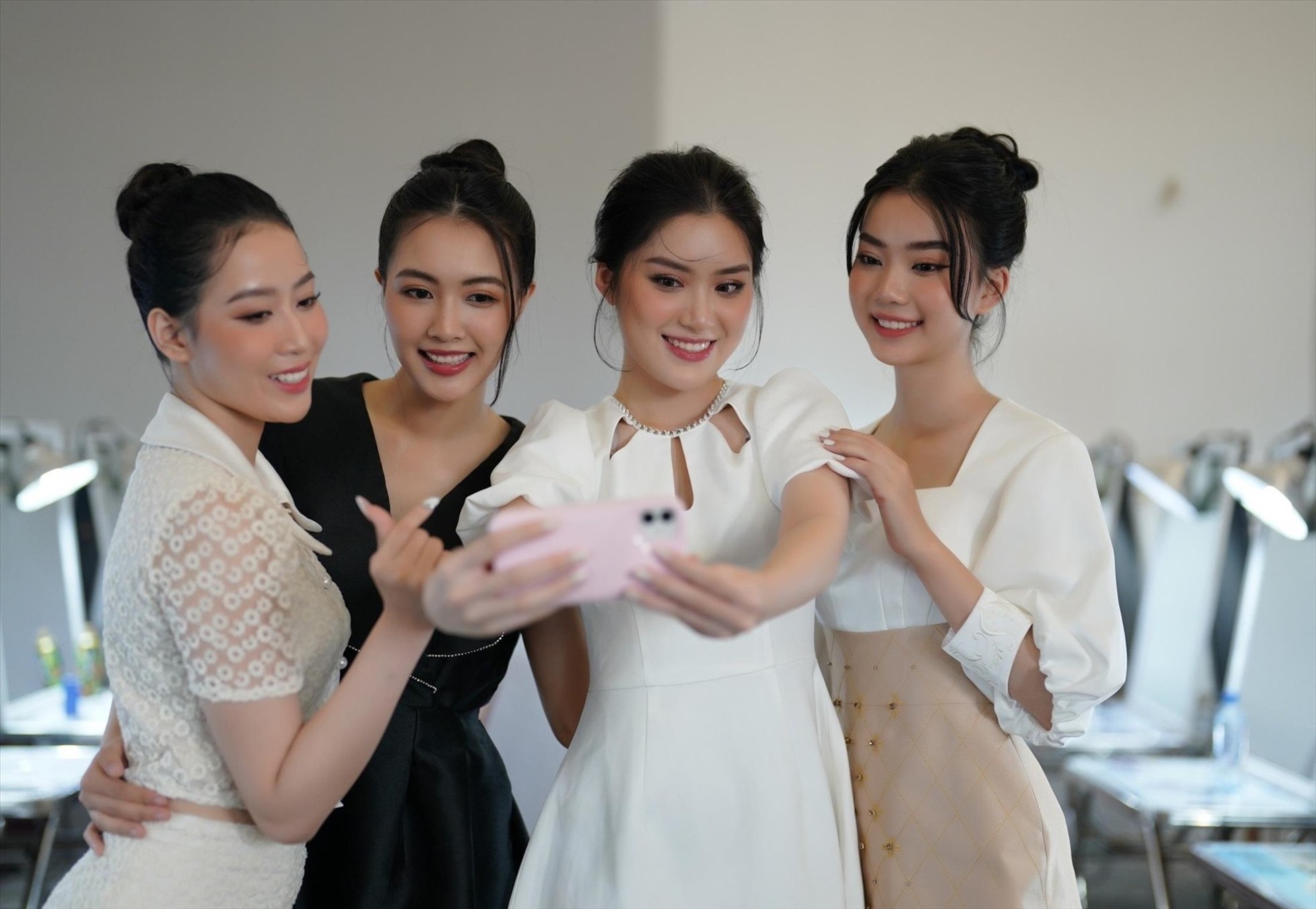Các thí sinh Hoa hậu Việt Nam 2022 đang gấp rút tập luyện cho đêm chung khảo. Ảnh: HHVN.