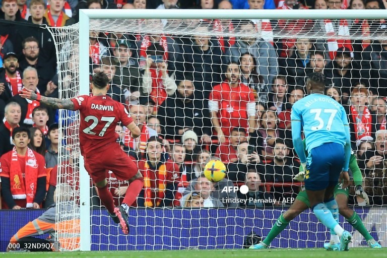 Darwin Nunez tỏa sáng giúp Liverpool vươn lên dẫn trước. Ảnh: AFP