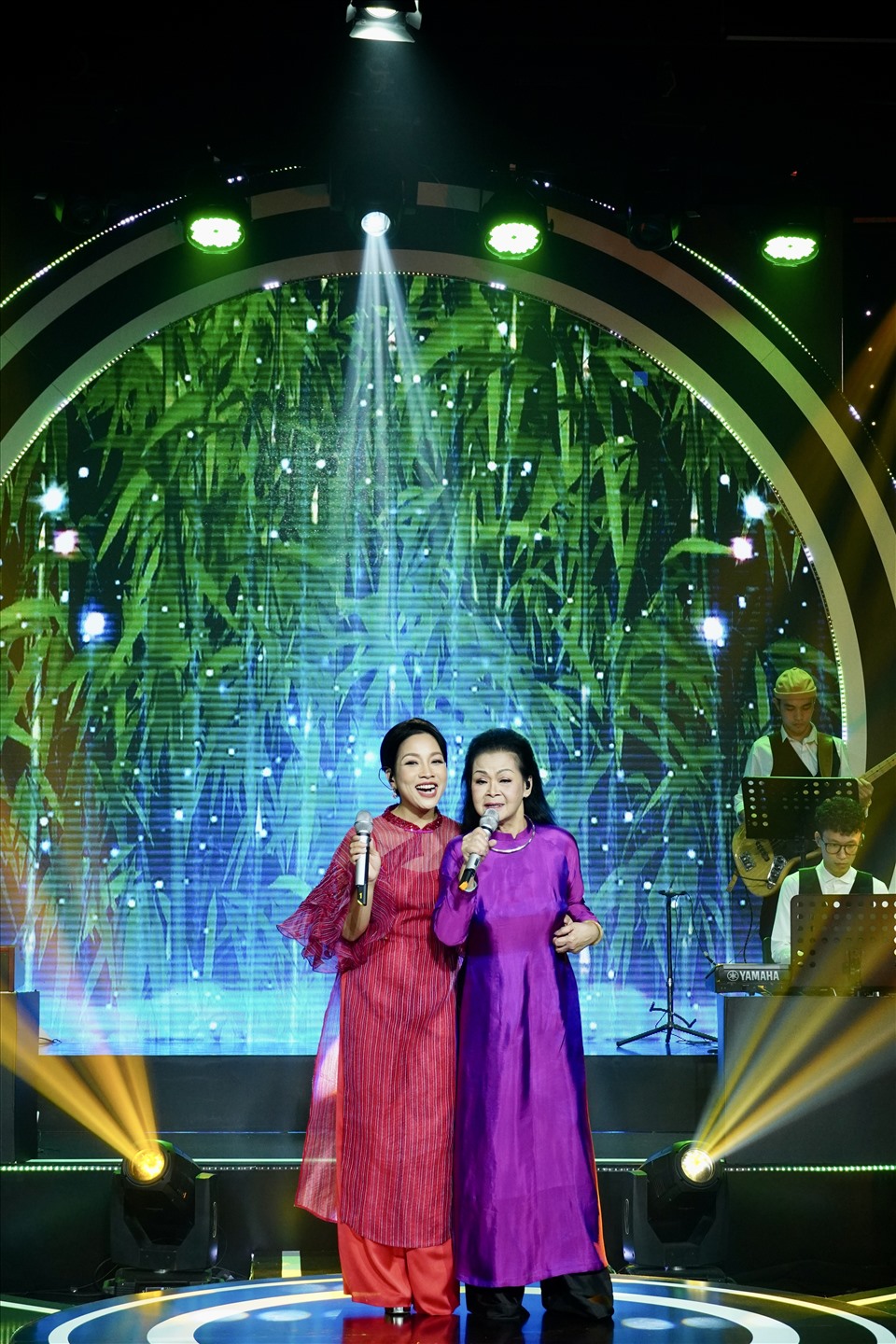 2 thế hệ Khánh Ly và Mỹ Linh khiến khán giả hào hứng khi cùng hoà giọng trong chương trình. Ảnh: BTC